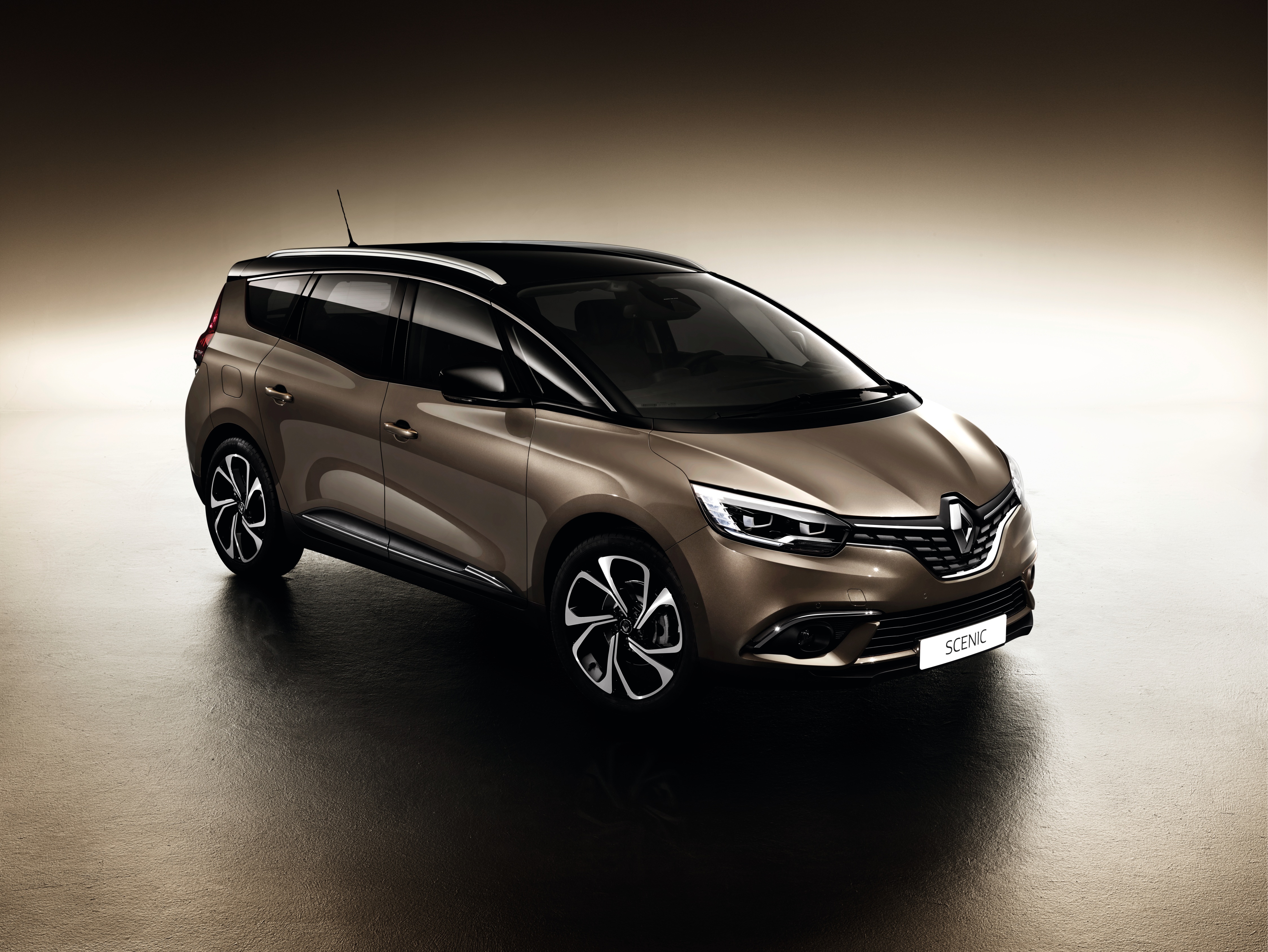 Første fotos af nye Renault Grand Scenic afslører en bil