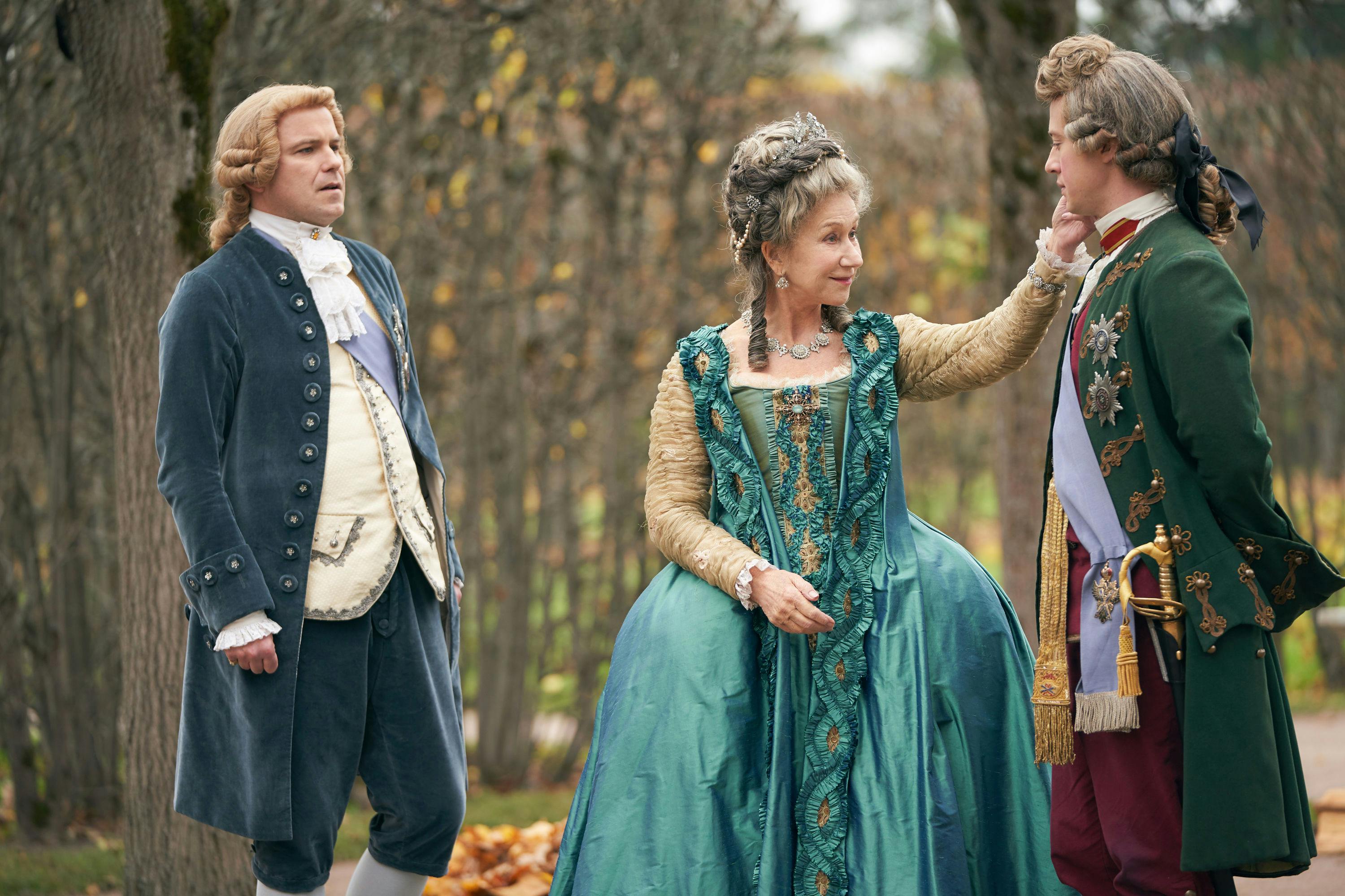 Helen Mirren ‘the Great’ er formidabel som Catherine the Great. Kvinde og to mænd i store rober