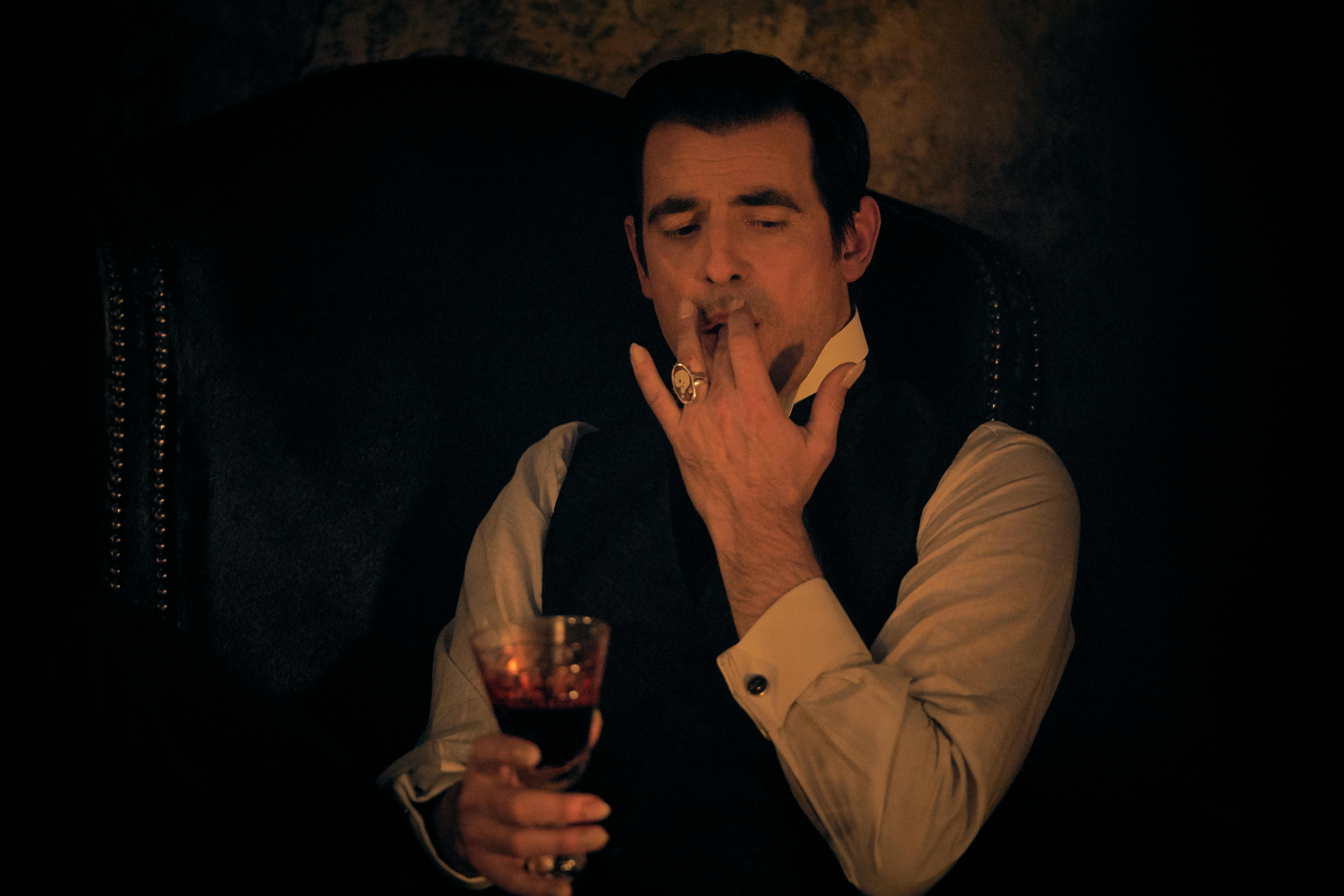 Claes Bang formår at gøre Dracula nærmest menneskelig og ret så tiltrækkende. Vampyr sutter blod af sine fingre,