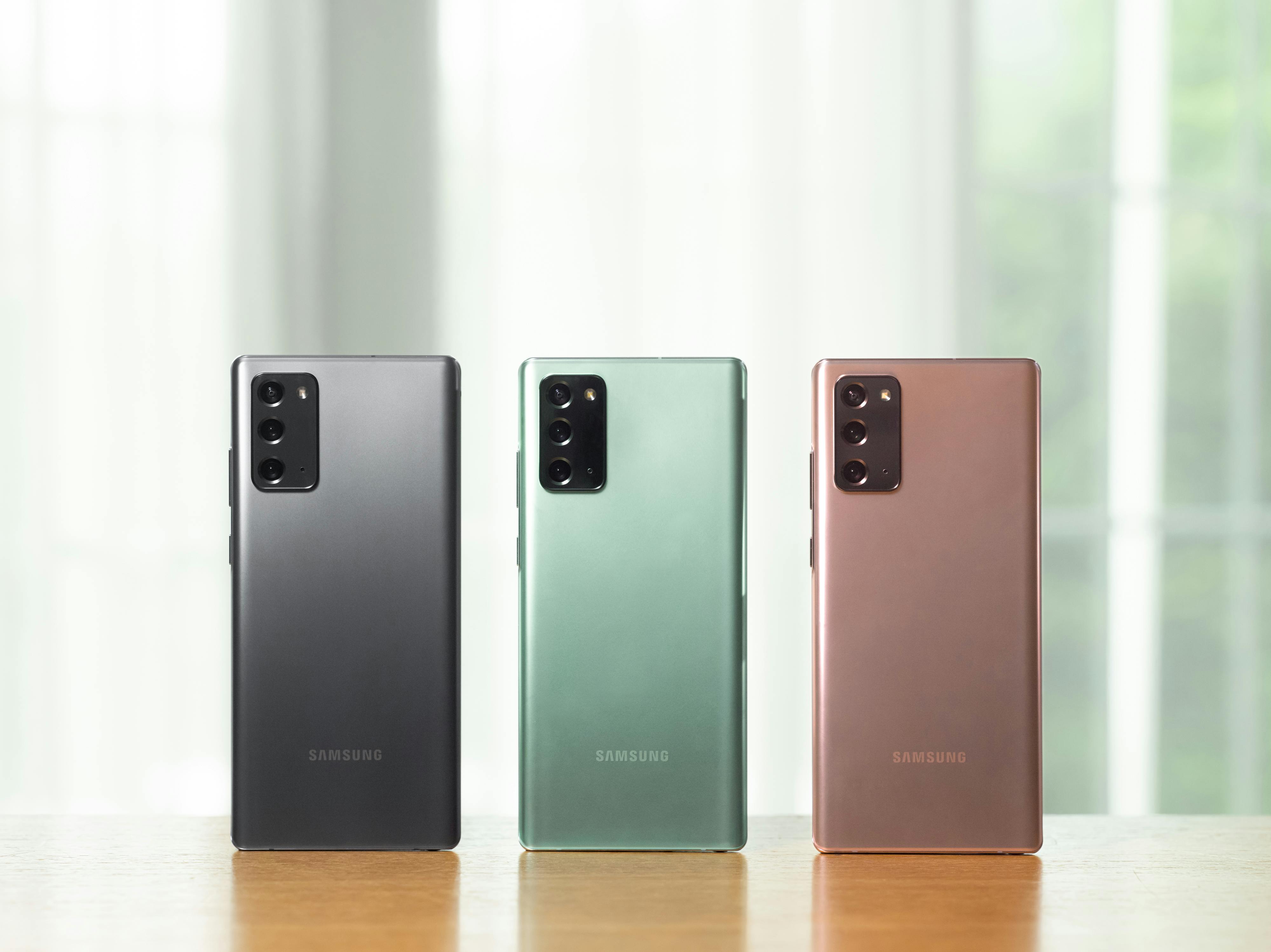 Samsung Galaxy Note20 Ultra. Kynän saa työnnettyä piiloon rungossa olevaan aukkoon.