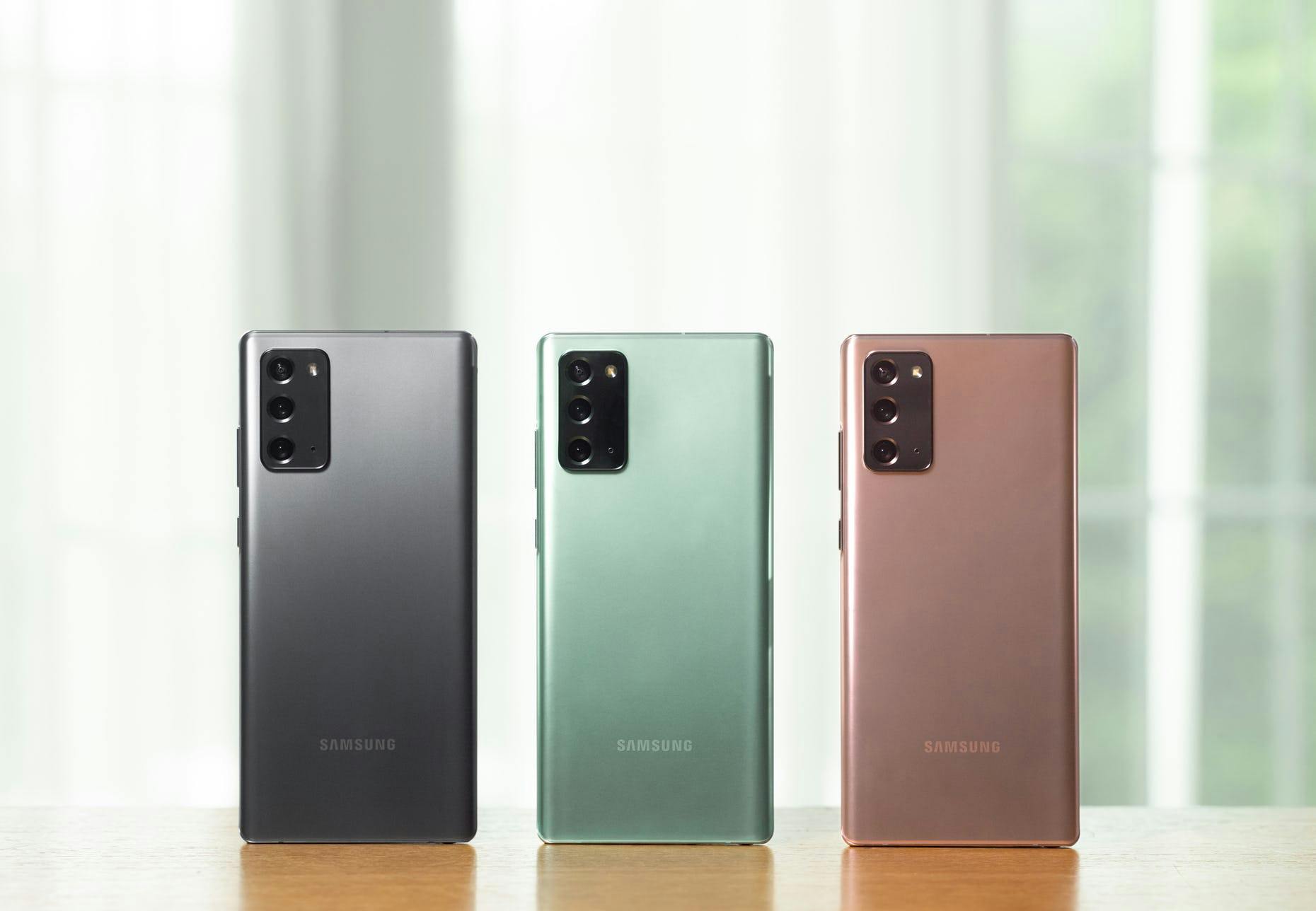 Samsungs S-Pen er innebygd og spretter ut av mobilen med et lite trykk på enden av pennen