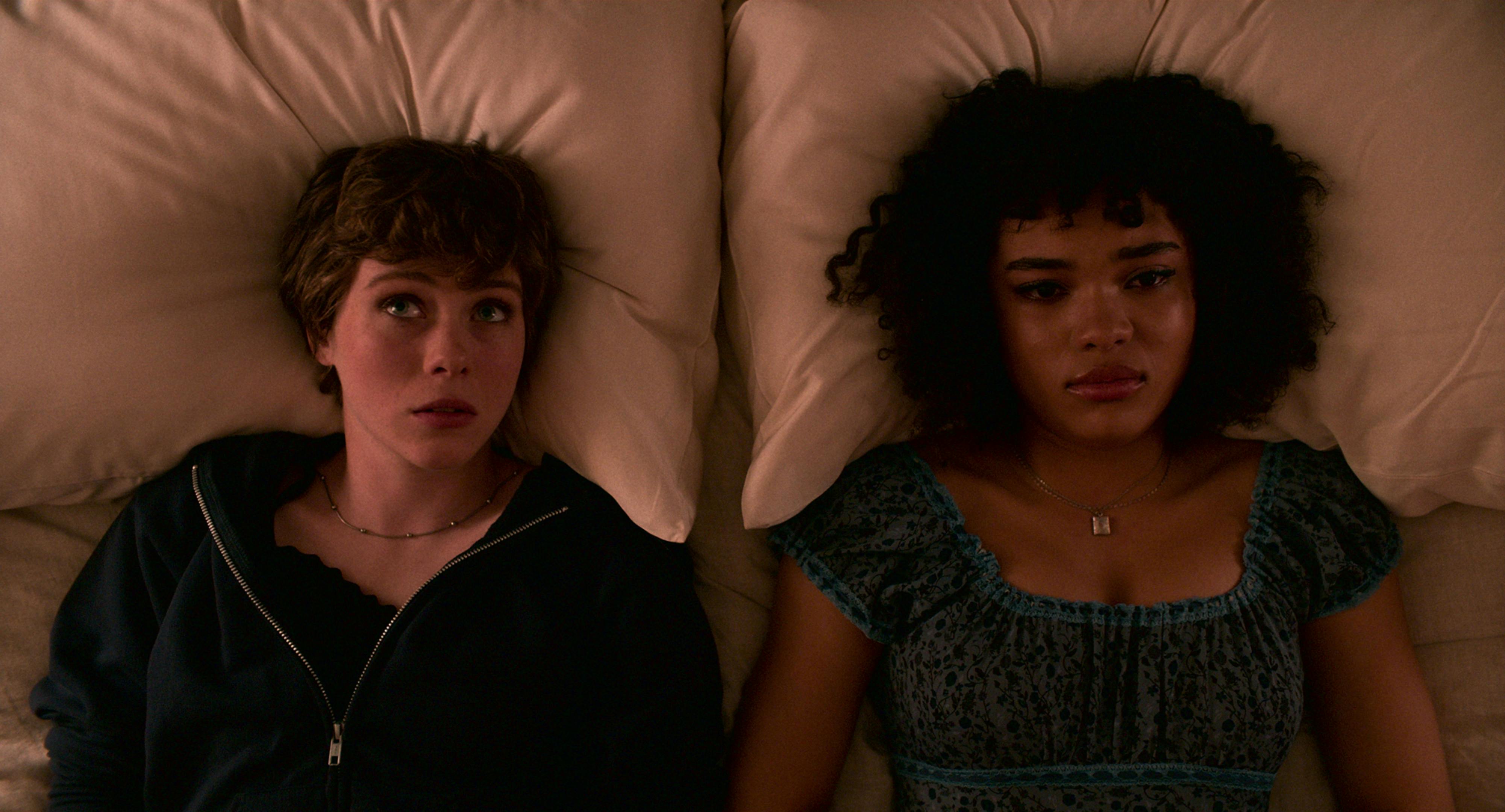 Netflix-serien du kan se med din teenager, men spar på anekdoterne. To teenagepiger ligger på ryggen i en seng.