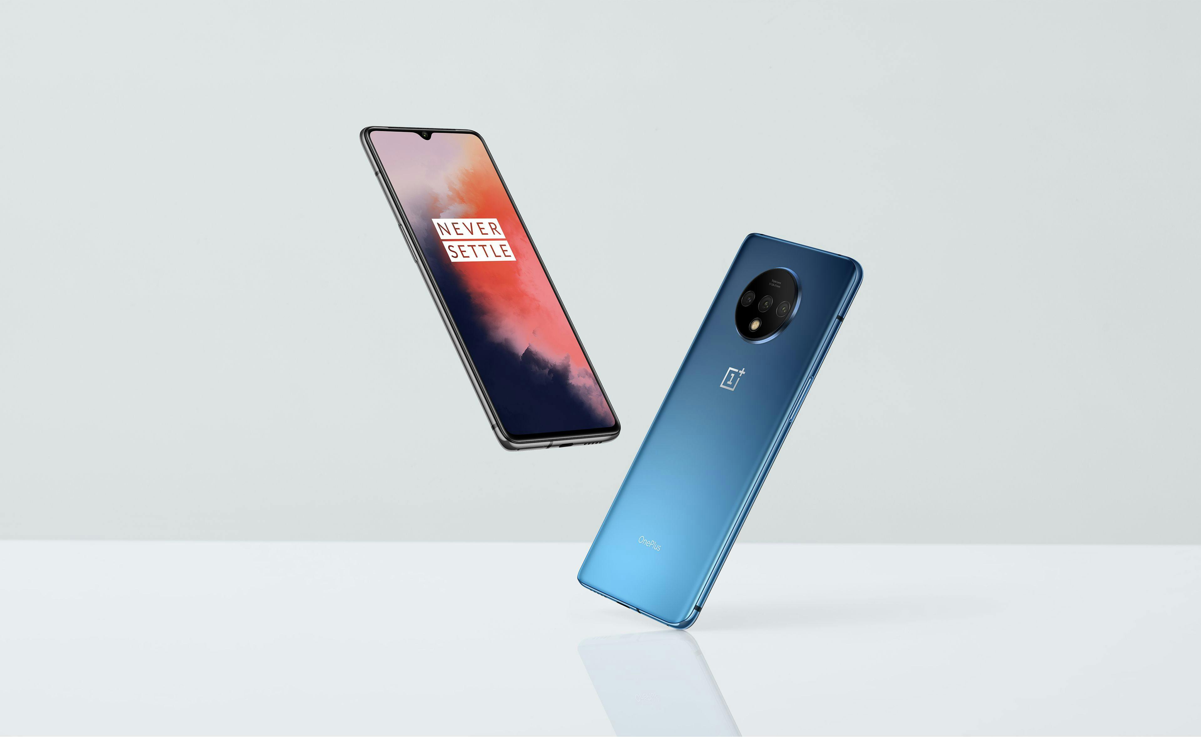 Black Friday Foto av OnePlus 7T sed från fram- och baksidan
