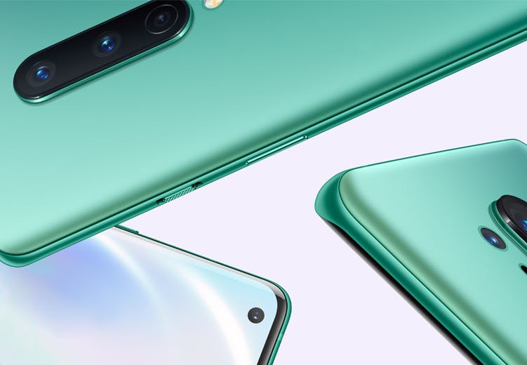 OnePlus De nye OnePlus 8 og OnePlus 8 Pro set fra forskellige vinkler, så man kan se alle kameraer