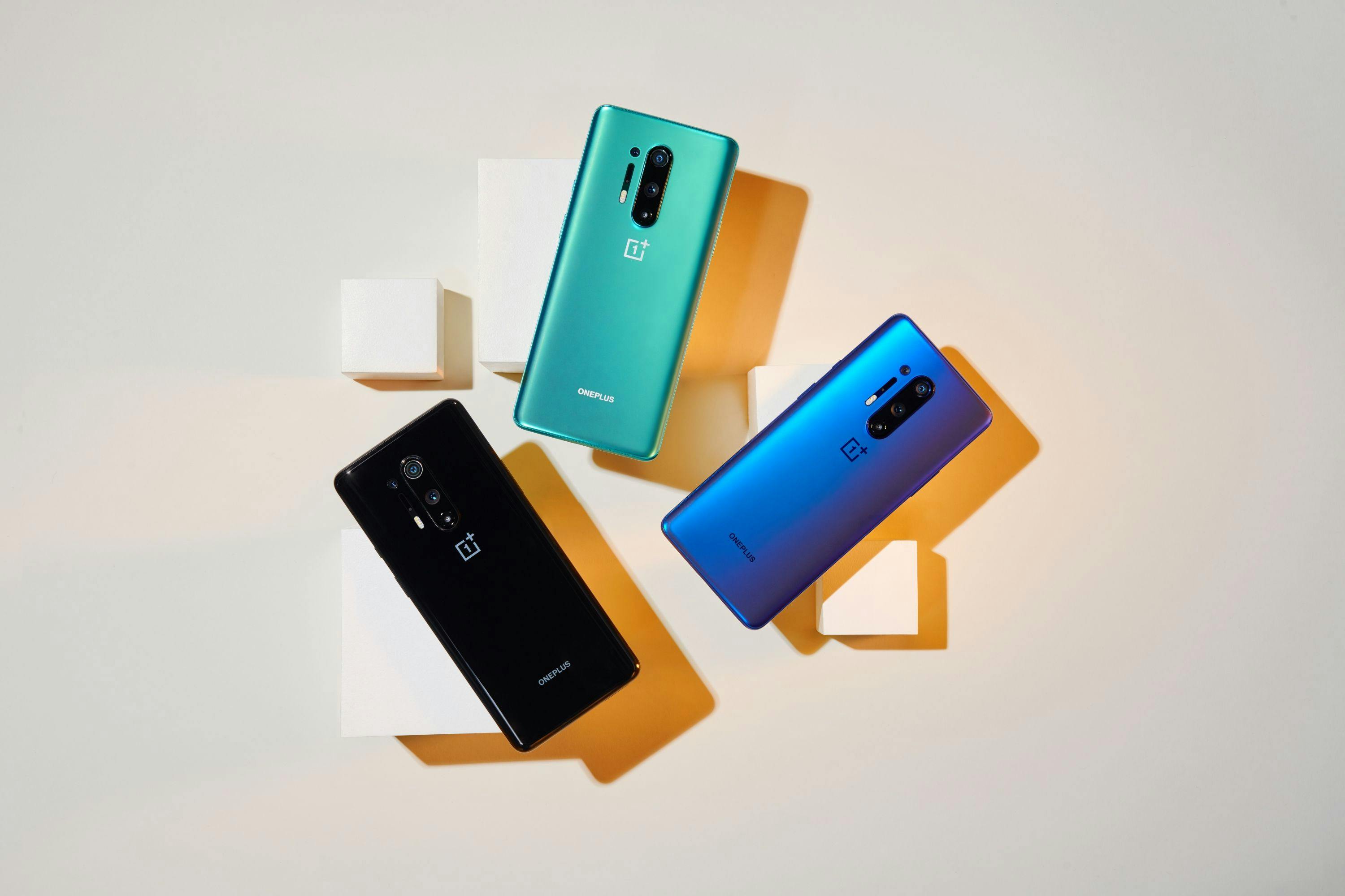 OnePlus 8 Pro OnePlus 8 Pro med sine fire kameralinser og tre farger.