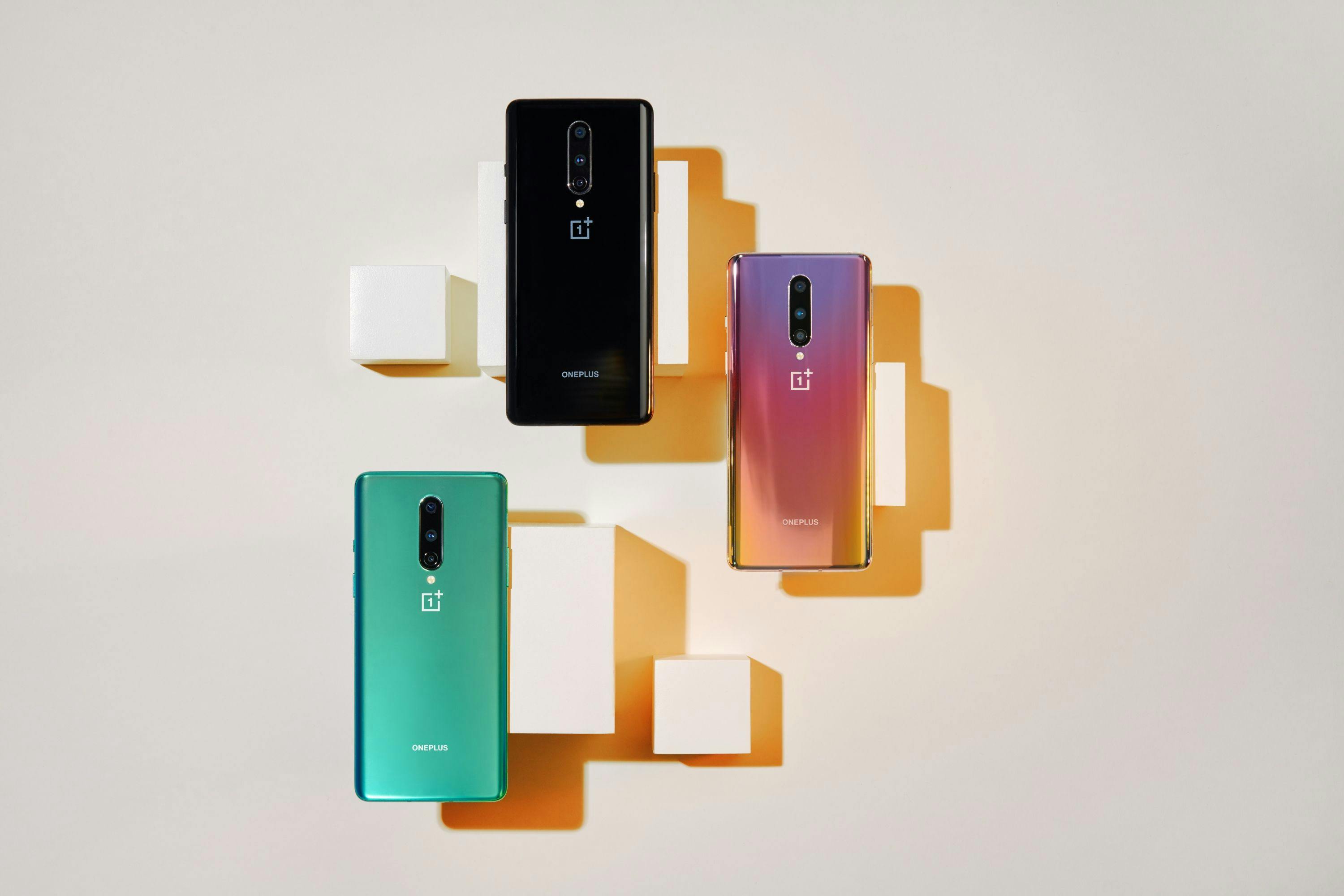 OnePlus 8 Baksiden av OnePlus 8 i fargene Glacier Green, Onyx Black og Interstellar Glow