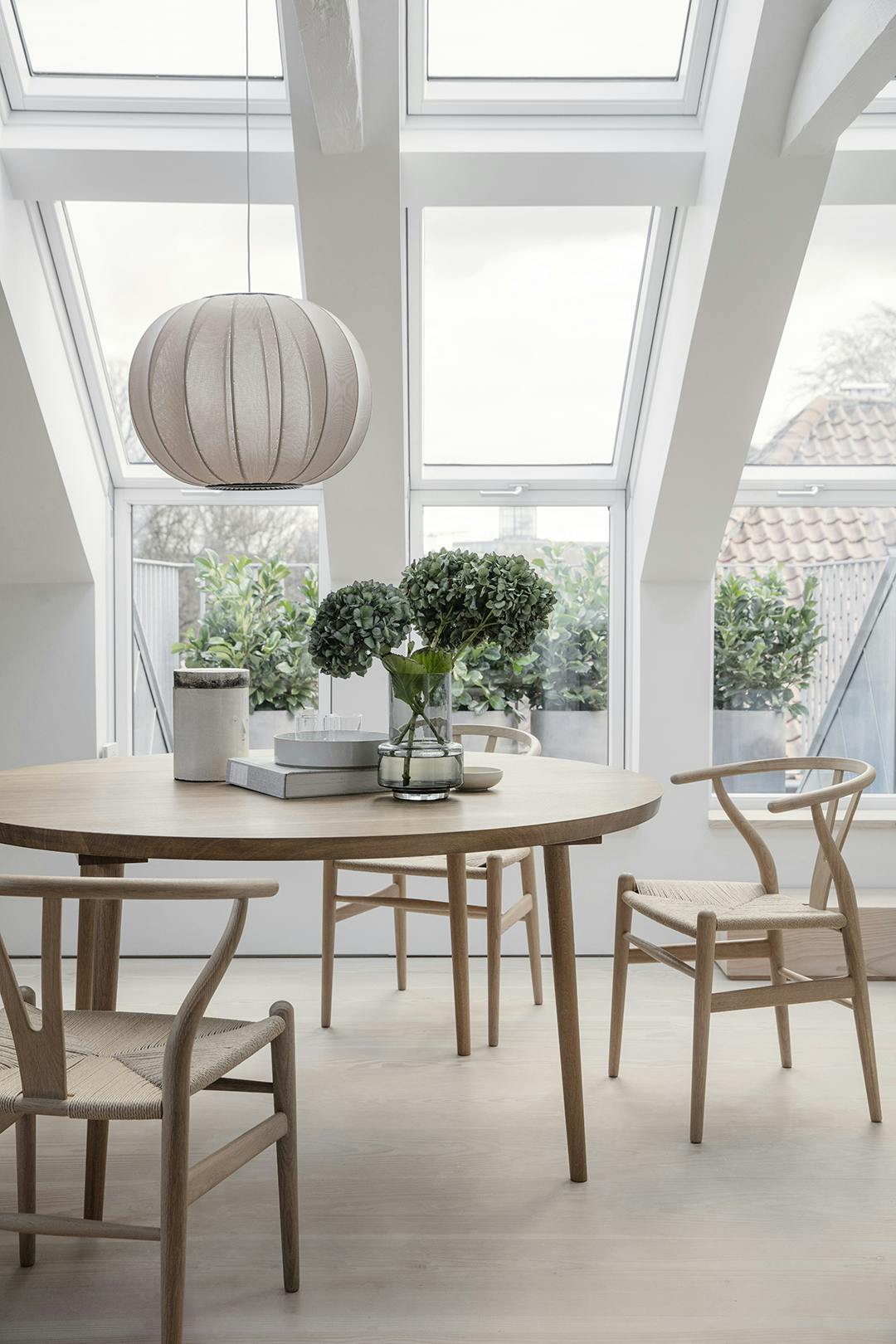 De Hans J. Wegner stoelen van Carl Hansen & Son ademen Danish design in de loft Hans J Wegner stoelen in loft