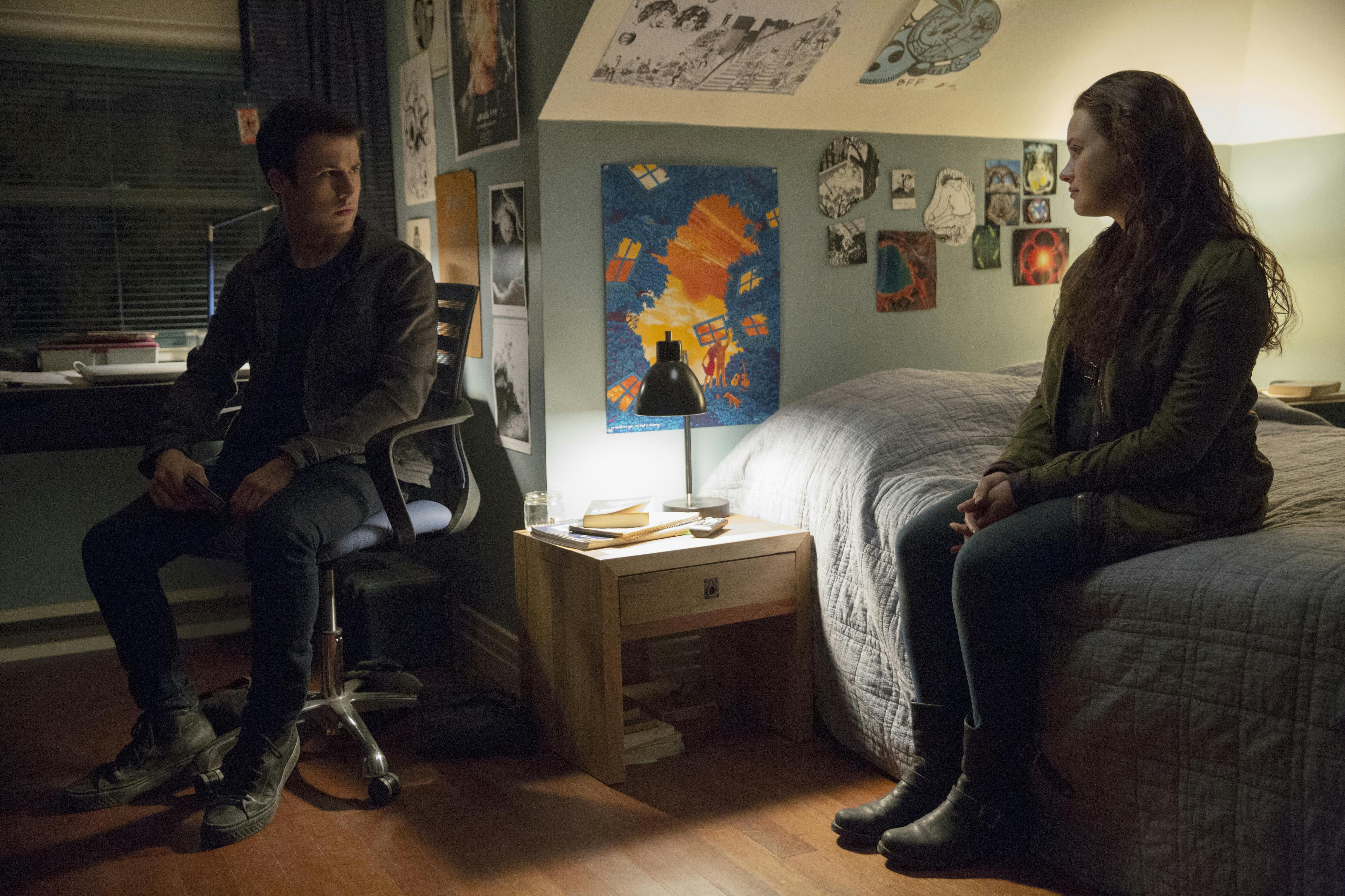 Dreng der kigger på pige | sidder i et soveværelse | Døde piger lyver ikke | 13 reasons why | Hannah Baker | Clay Jensen