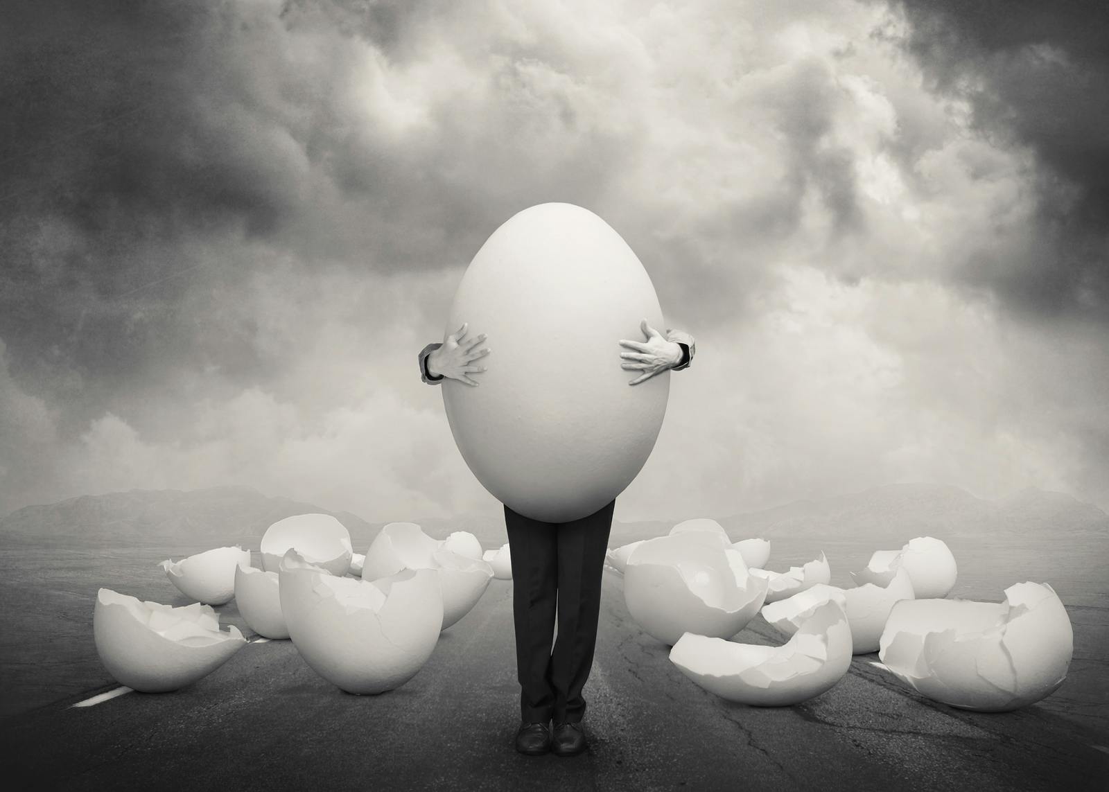 Skikkelse på tom vei med egg og eggeskall