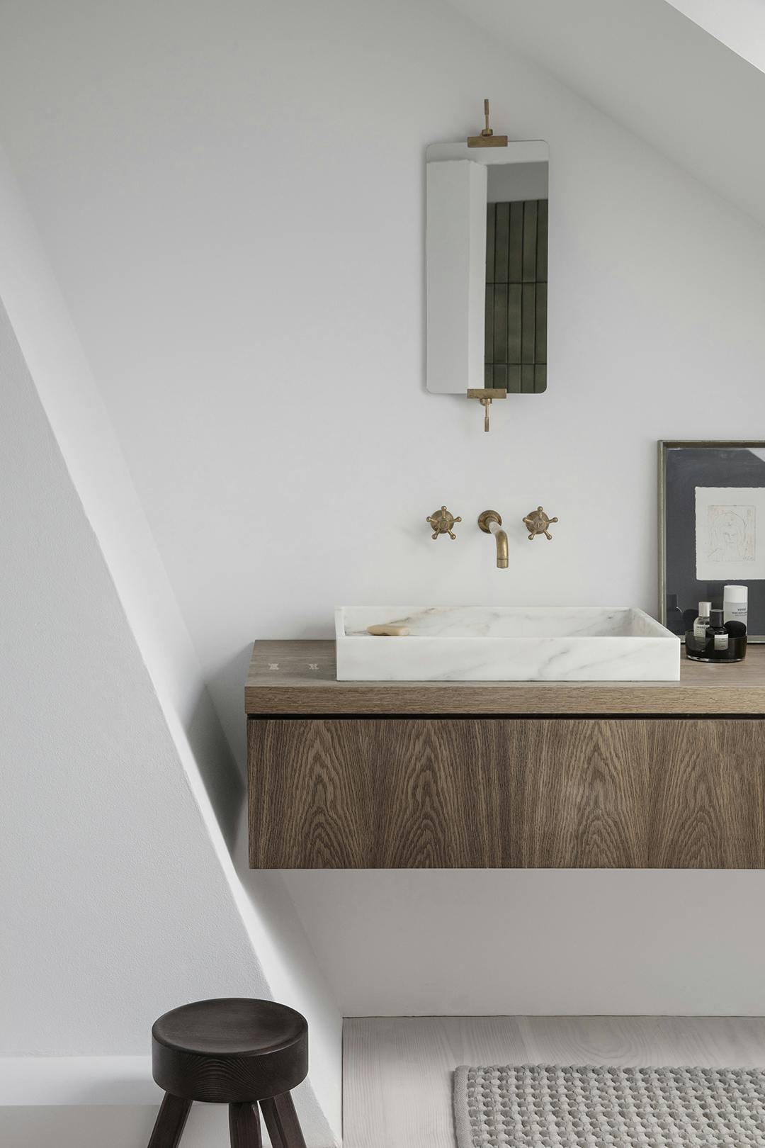 De wasbak en meubel zijn allebei ontworpen door Søren. De kruk is van Frama. Søren Rose Studio design wasbak