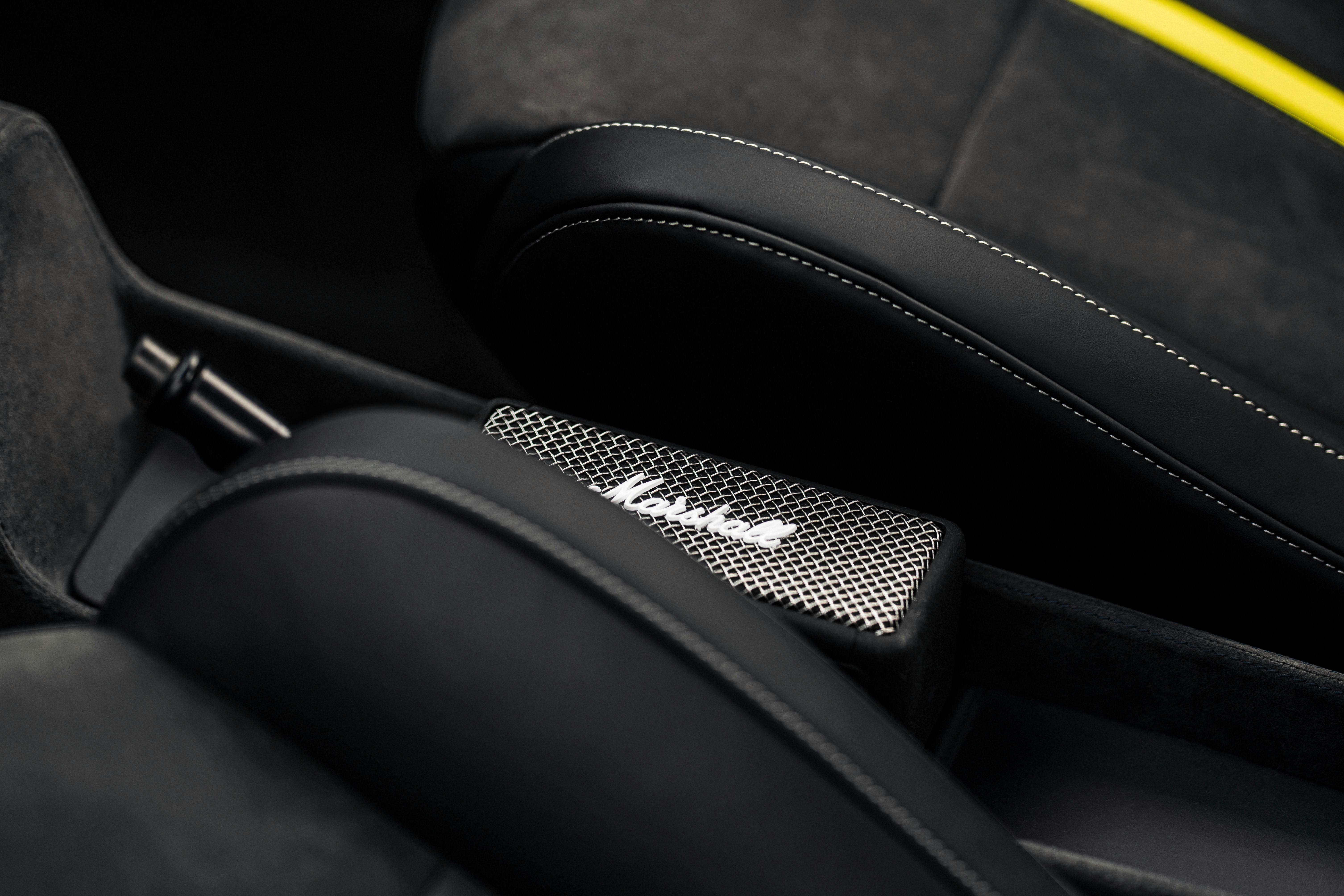 Opel Manta gul GSE elektromod interior interiør marshall