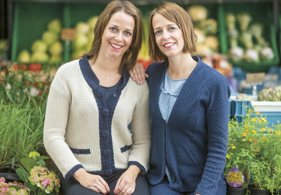 Tvillingene Lene og Linda Engelstad blir aldri lei av å snakke om eller spise grønnsaker. Our Kitchen Stories