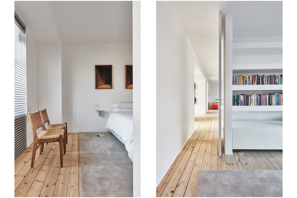 de slaapkamer is licht en eenvoudig ingericht. De bijna driedimensionale kunstwerken zijn van Theis Wendt, het tapijt van Massimo en de stoelen zijn klassieke ontwerpen van Hans J. Wegner. slaapkamer met hans j wegner stoelen en grenen vloer
