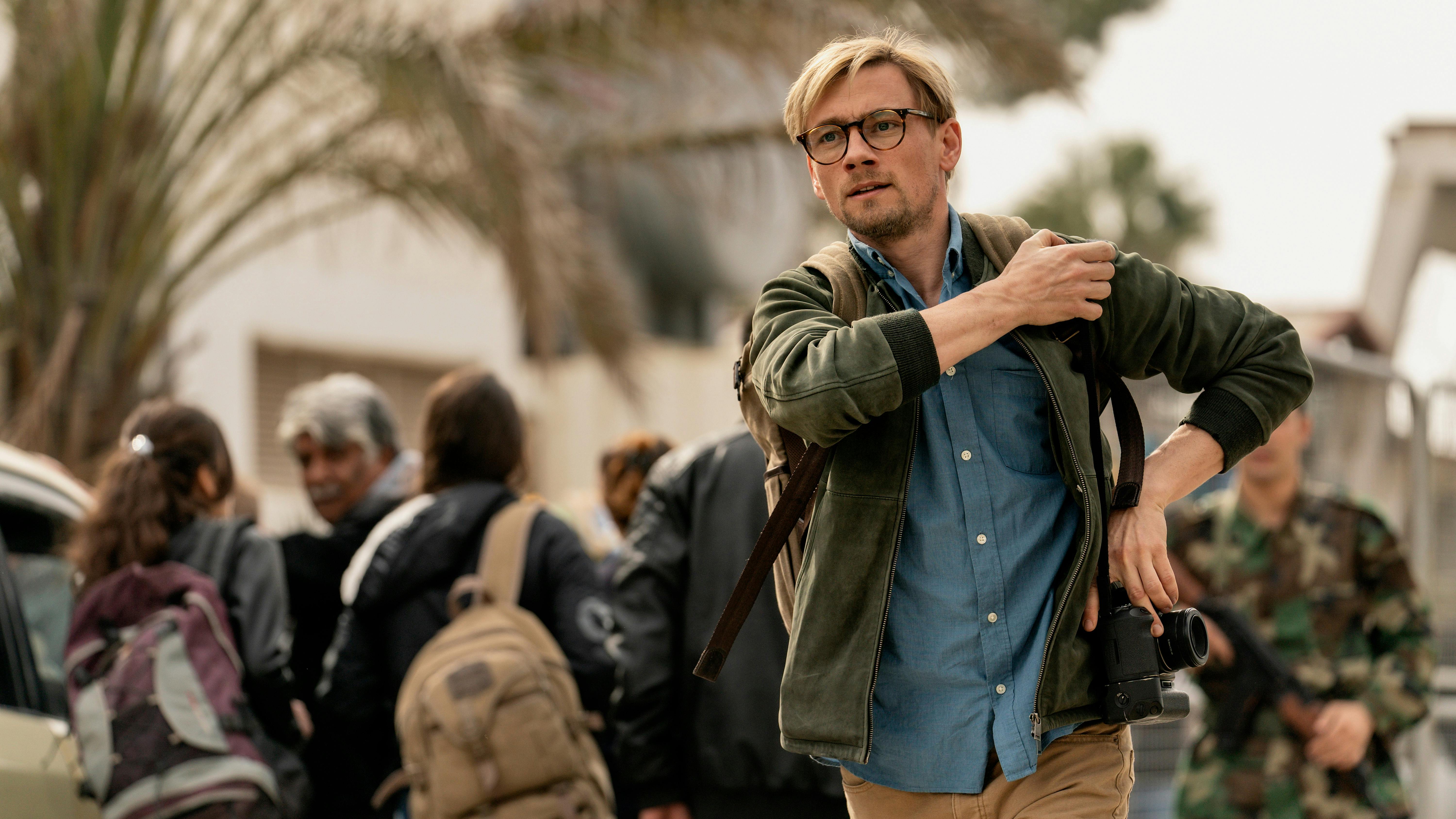 Den unge fotograf tager til Syrien for at tage fotografier. Esben Smed som Daniel Rye i Ser du månen, Daniel