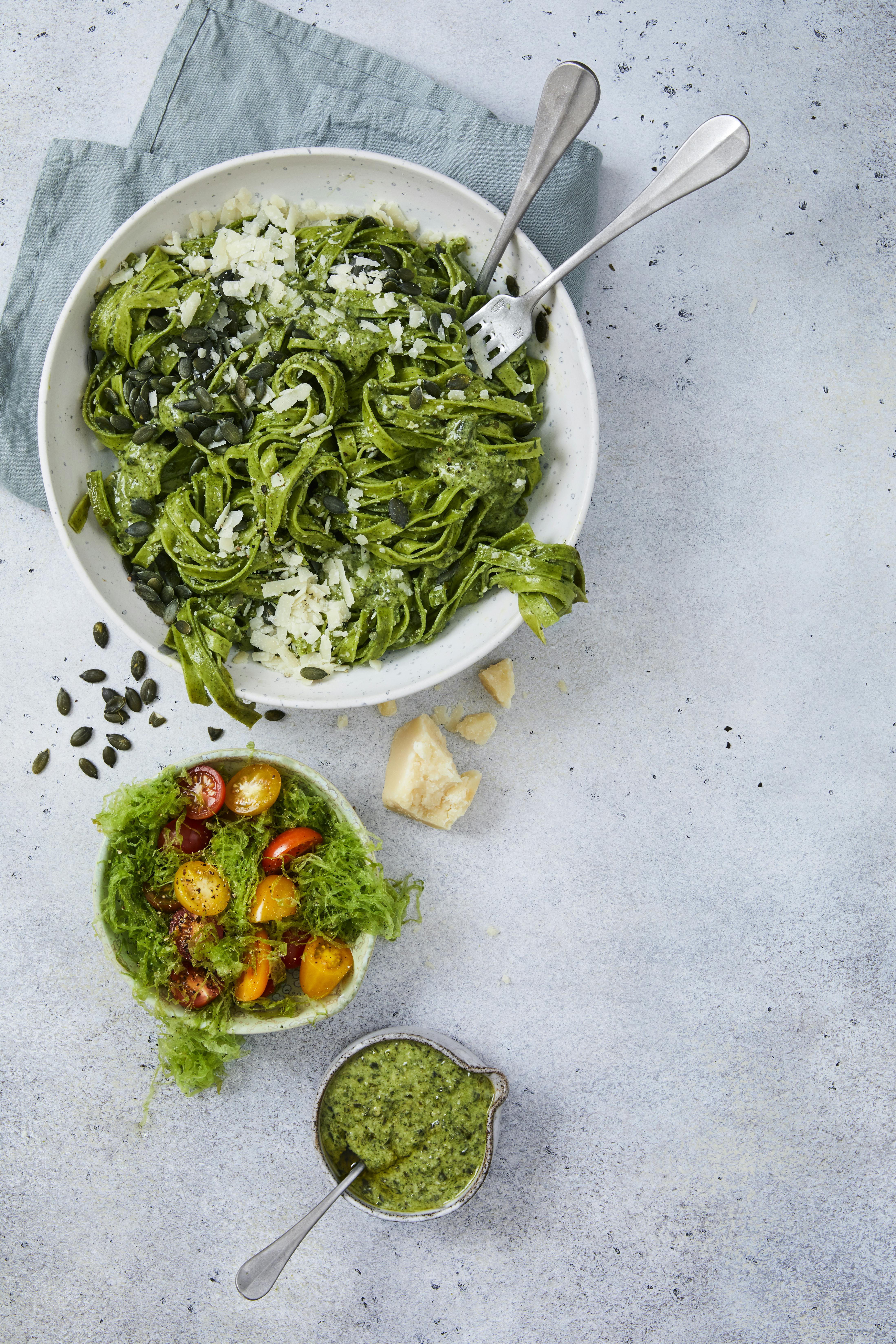 Pasta med tangpesto og tang- og tomatsalat. Pasta med tangpesto og tang- og tomatsalat