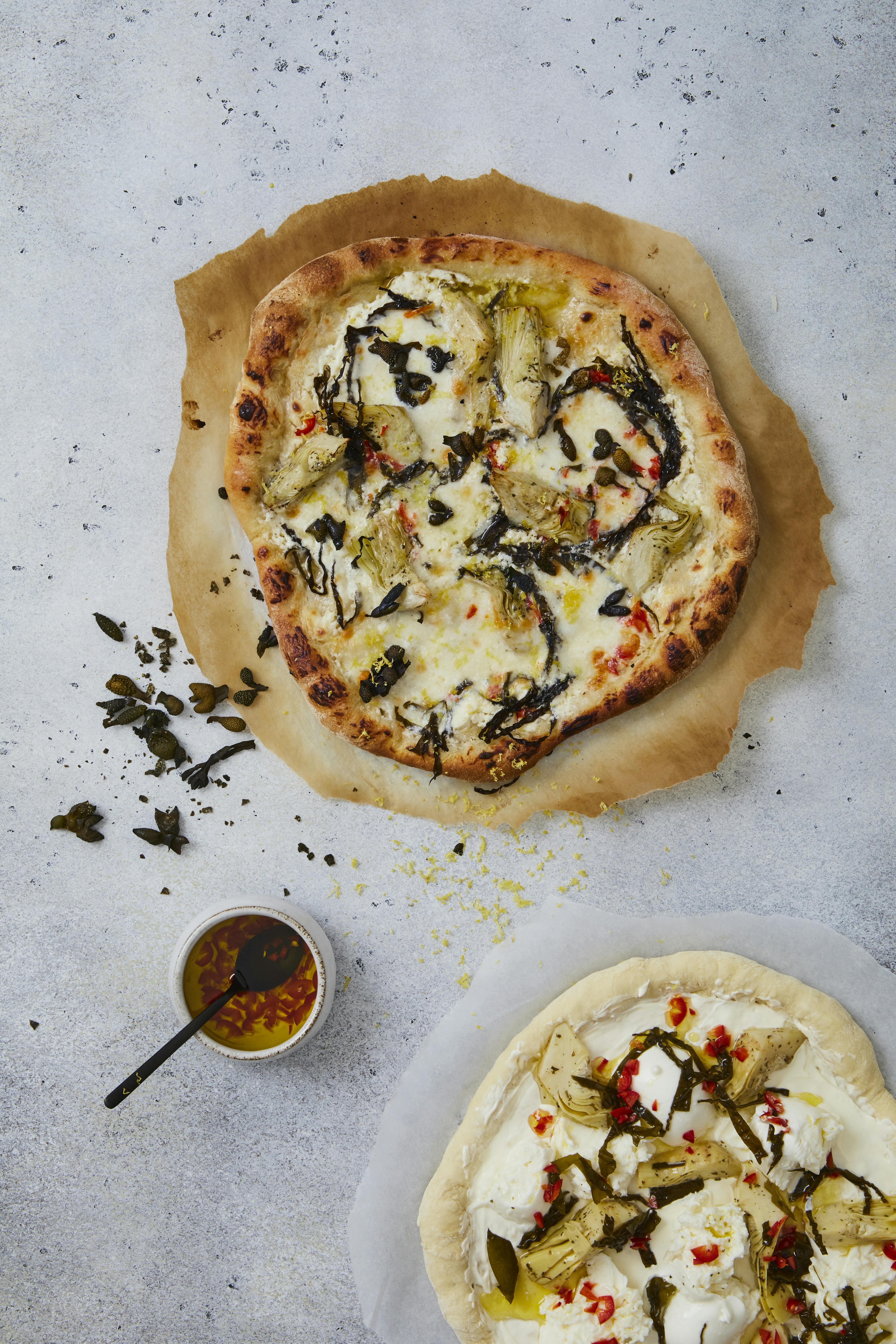 Pizza bianca med sukkertang og artiskokhjerter. Pizza bianca med sukkertang og artiskokhjerter