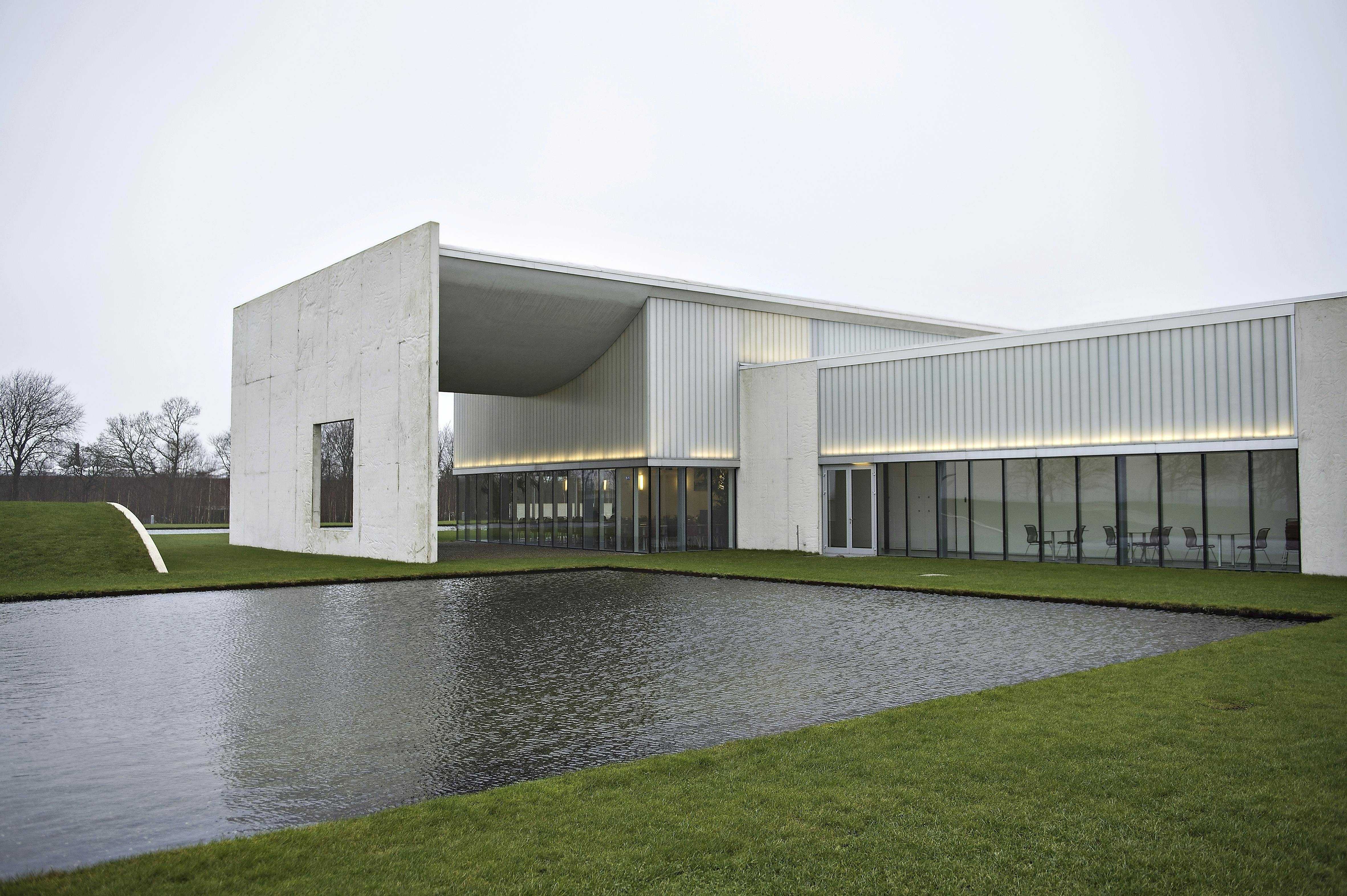 Over for kunstmuseet Heart i Herning ligger en have fyldt med trekanter og firkanter. Billede til sommeroplevelser i Danmark
