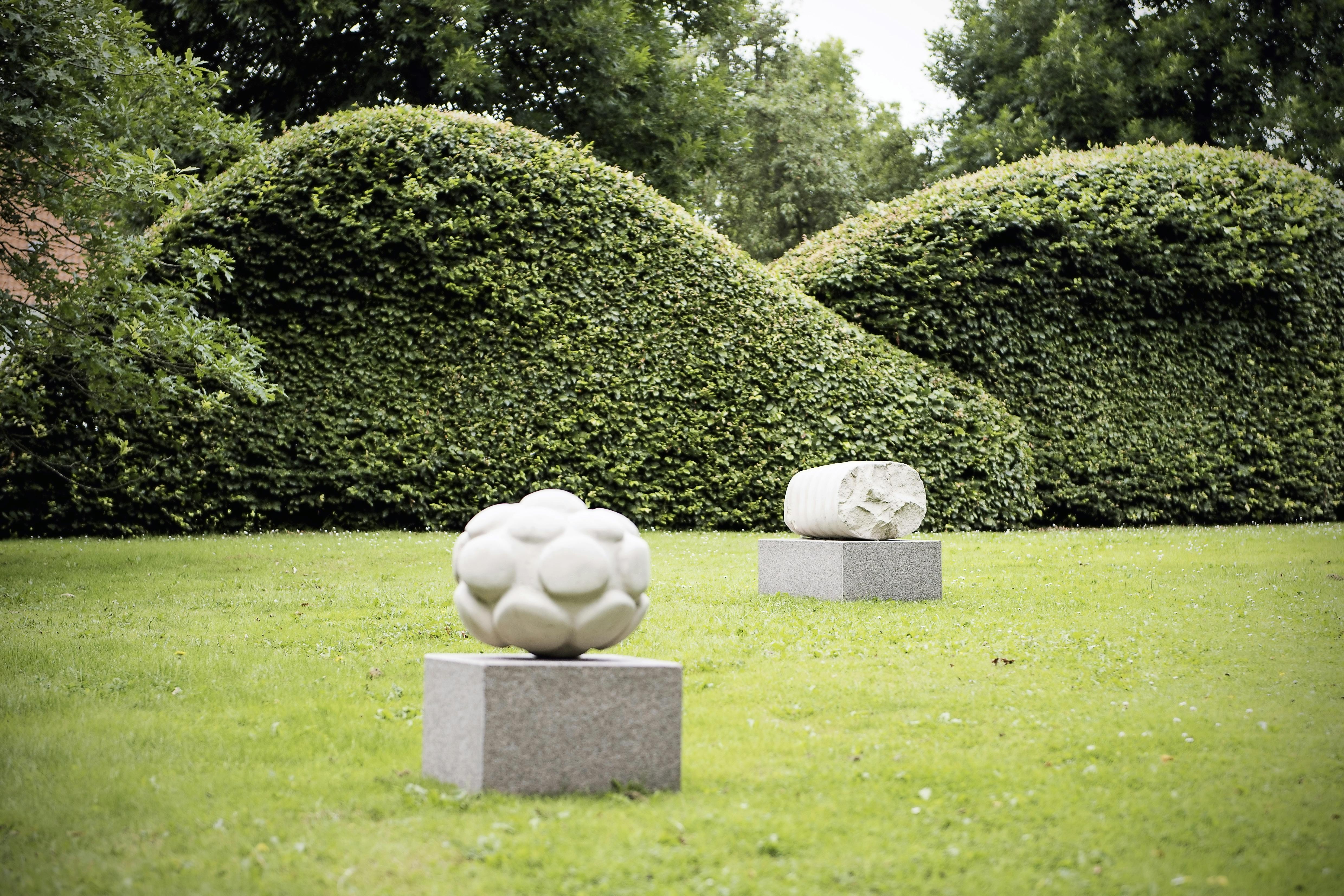 Nutidige skulpturer i skulpturparken Hollufgaard lidt uden for Odense. Billede til sommeroplevelser i Danmark