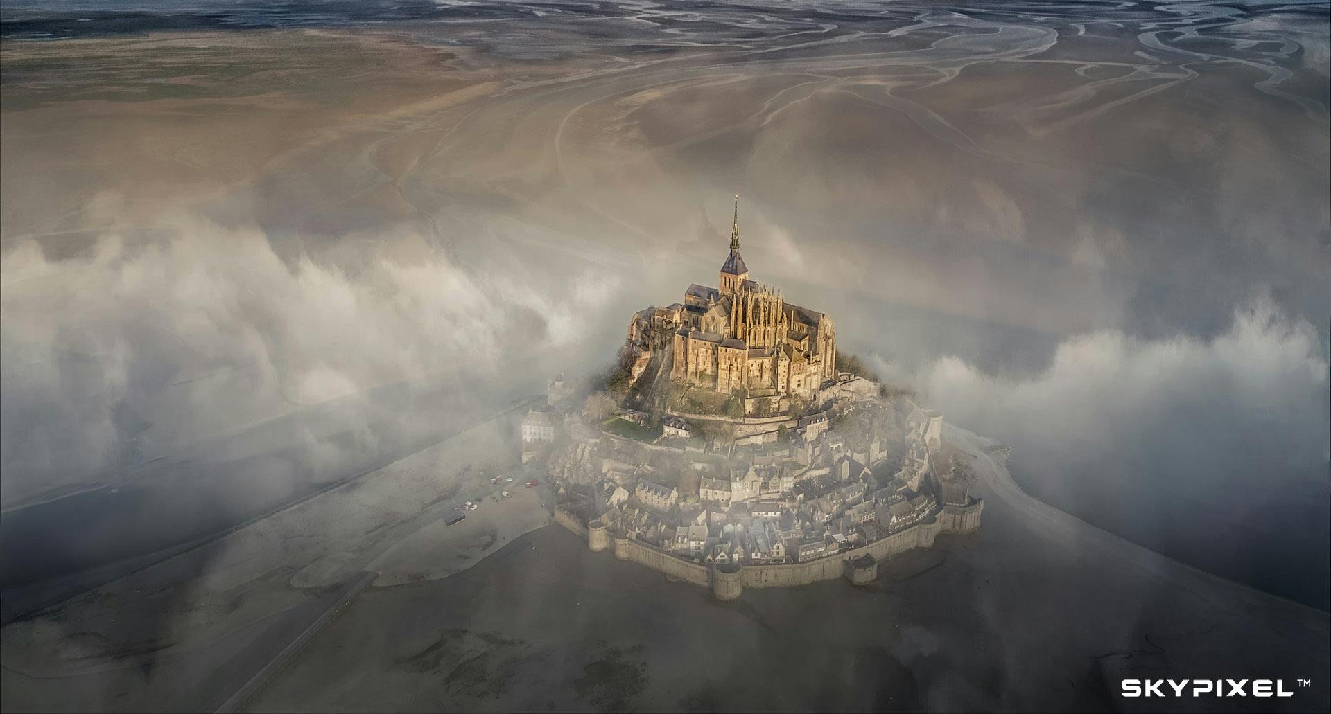 Ut av tåken Mont Saint Michel-kloster i tåke tatt med drone i Skypixel