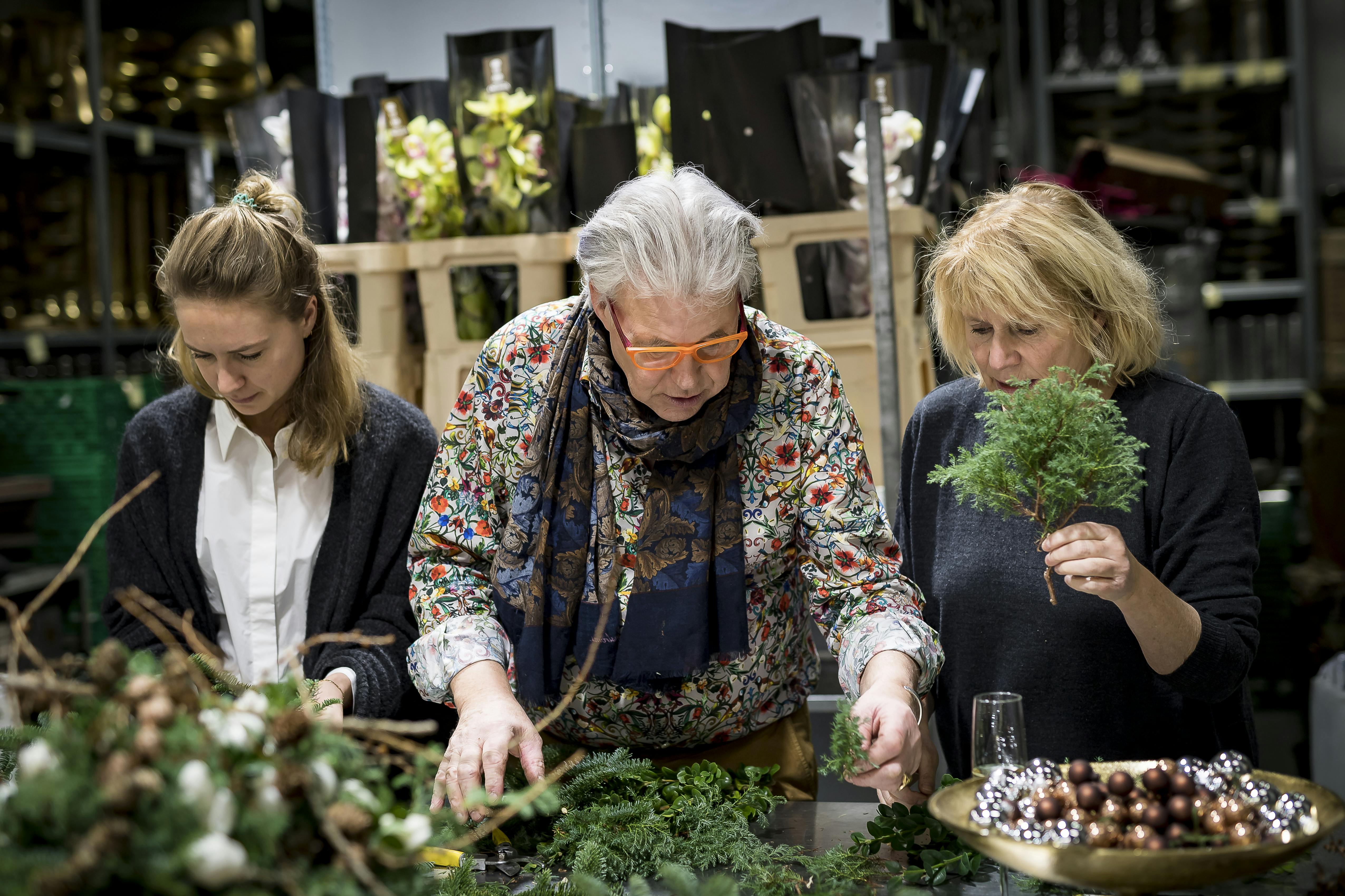 Finn Schjøll lager julebuketter på juleverksted