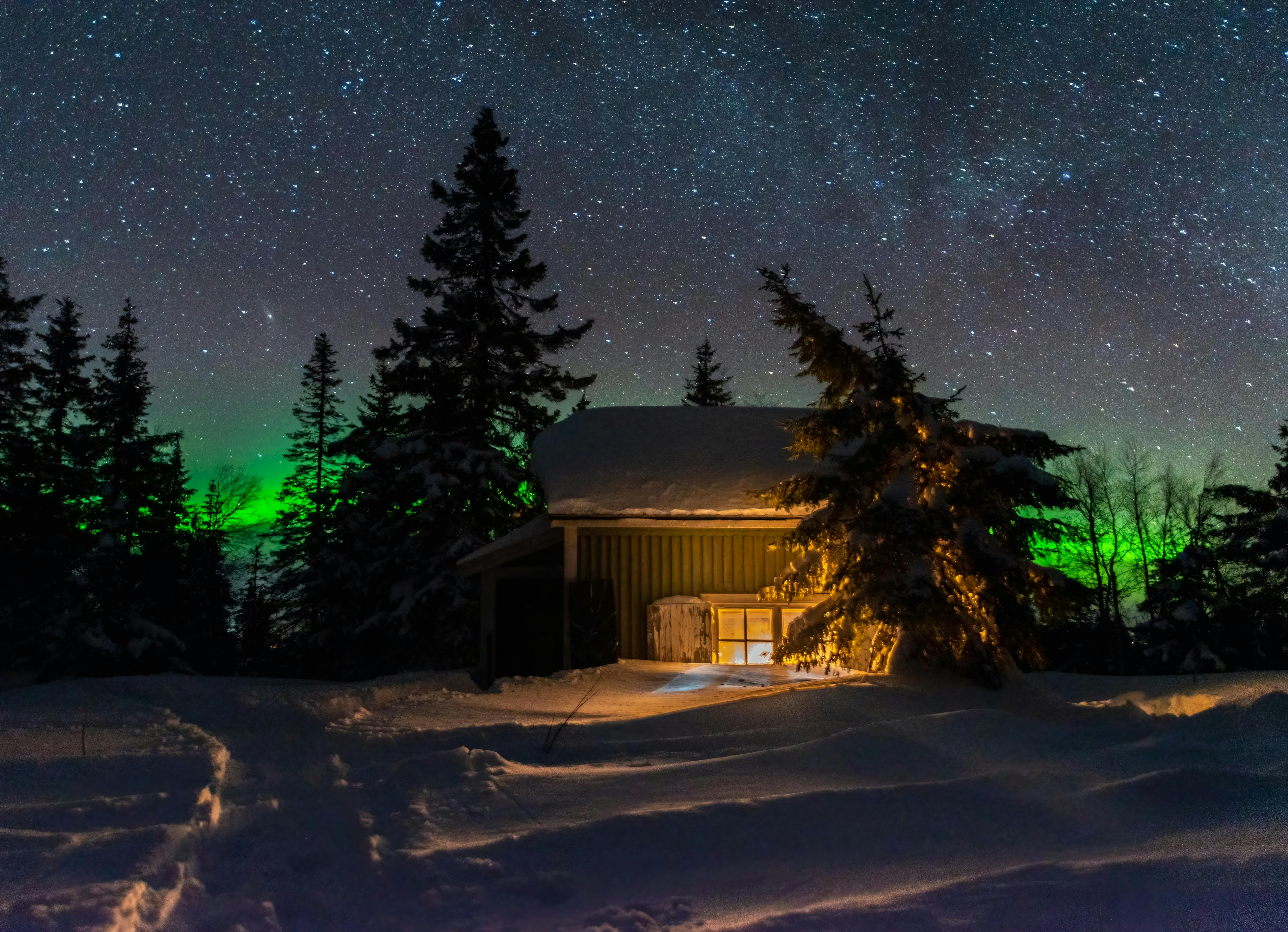 Hytten på fjeldet Hytte badet i sne og nordlys