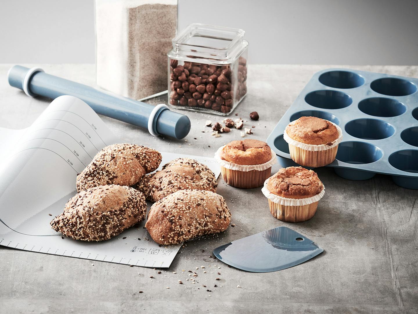 Sunt brød og muffins Bakesett med fire deler - muffinsform, bakematte, kjevle og deigskraper