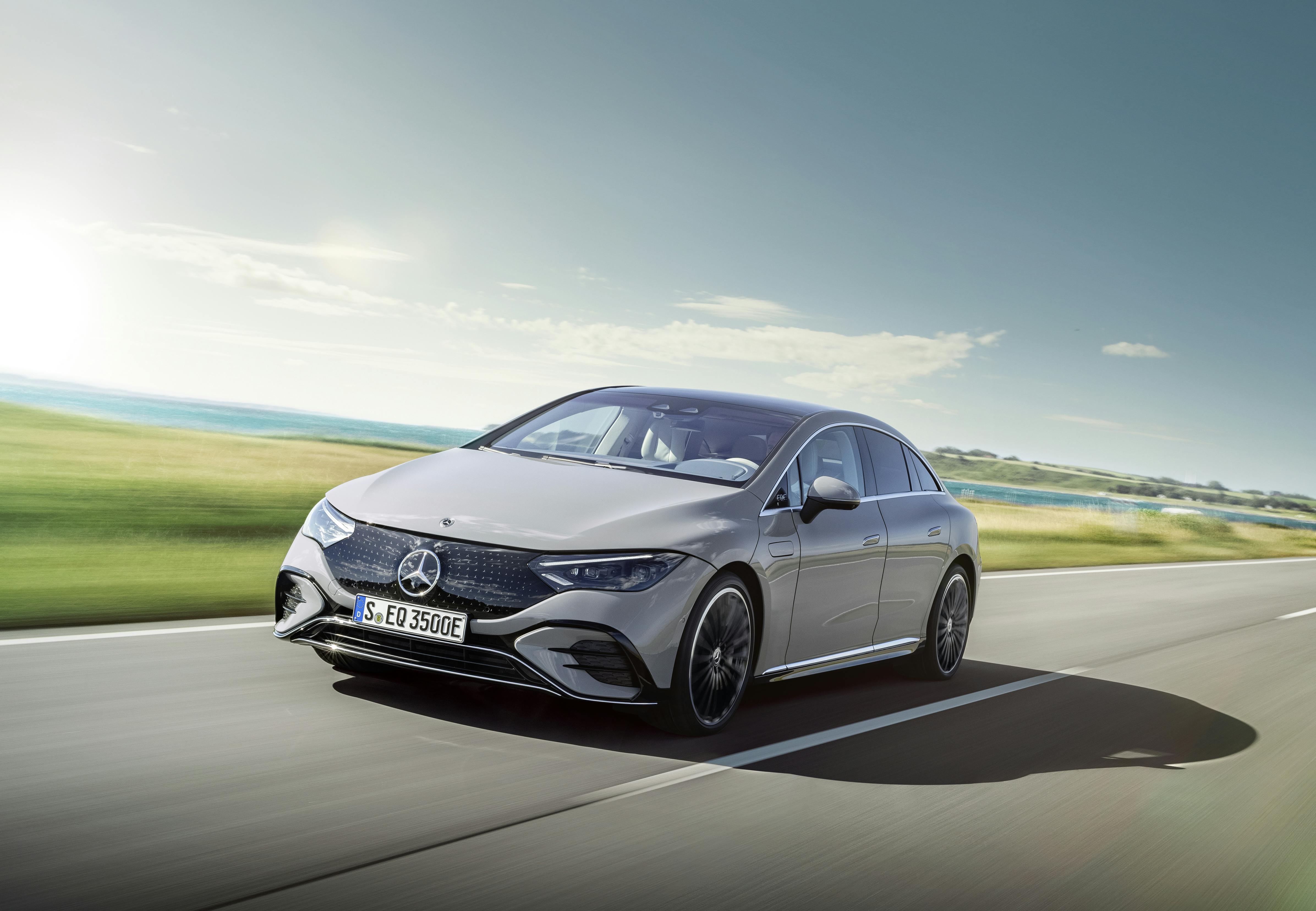 Mercedes EQE elbil elektrisk E-klasse Grå SedanFront Forfra Forende Side Køre