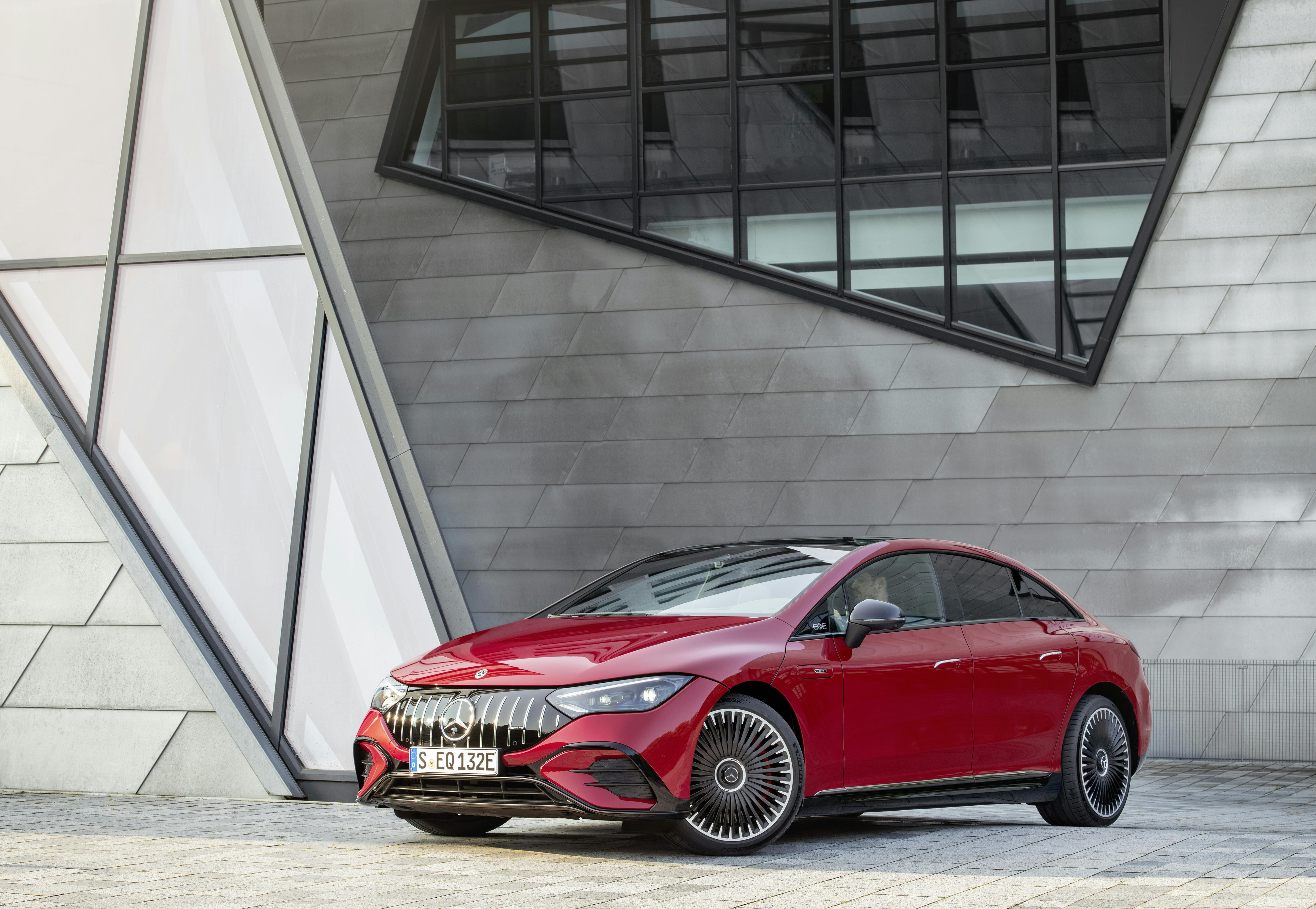 Mercedes EQE elbil elektrisk E-klasse Grå SedanFront Forfra Forende Side Køre