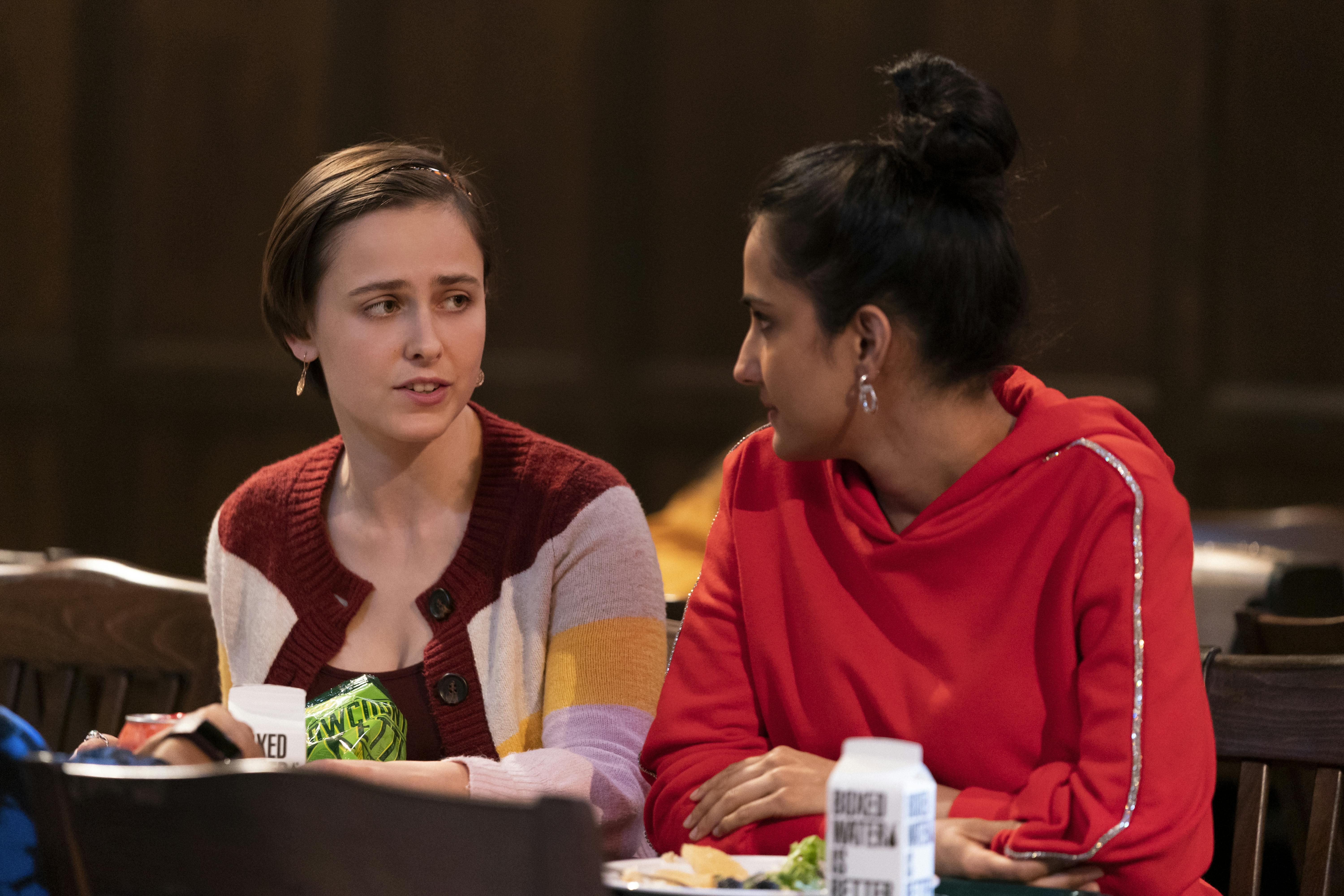 Pauline Chalamet til venstre her på billedet er søster til Timothée Chalamet. The Sex Lives of College Girls facts