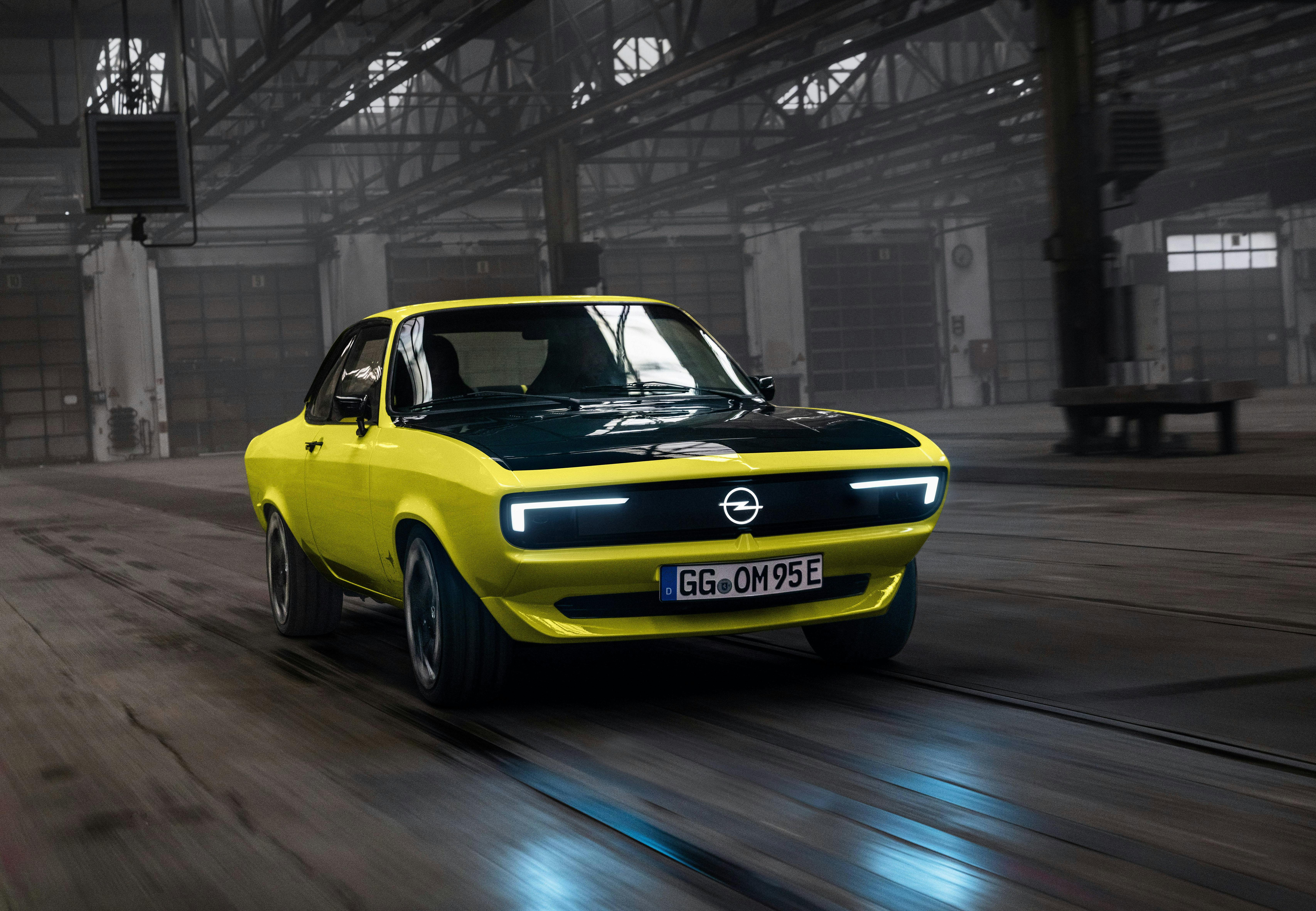 Opel Manta gul front sort frontklap