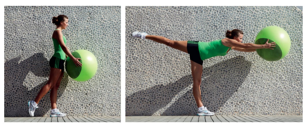 Parallelløft Kvinne gjør parallelløft med treningsball
