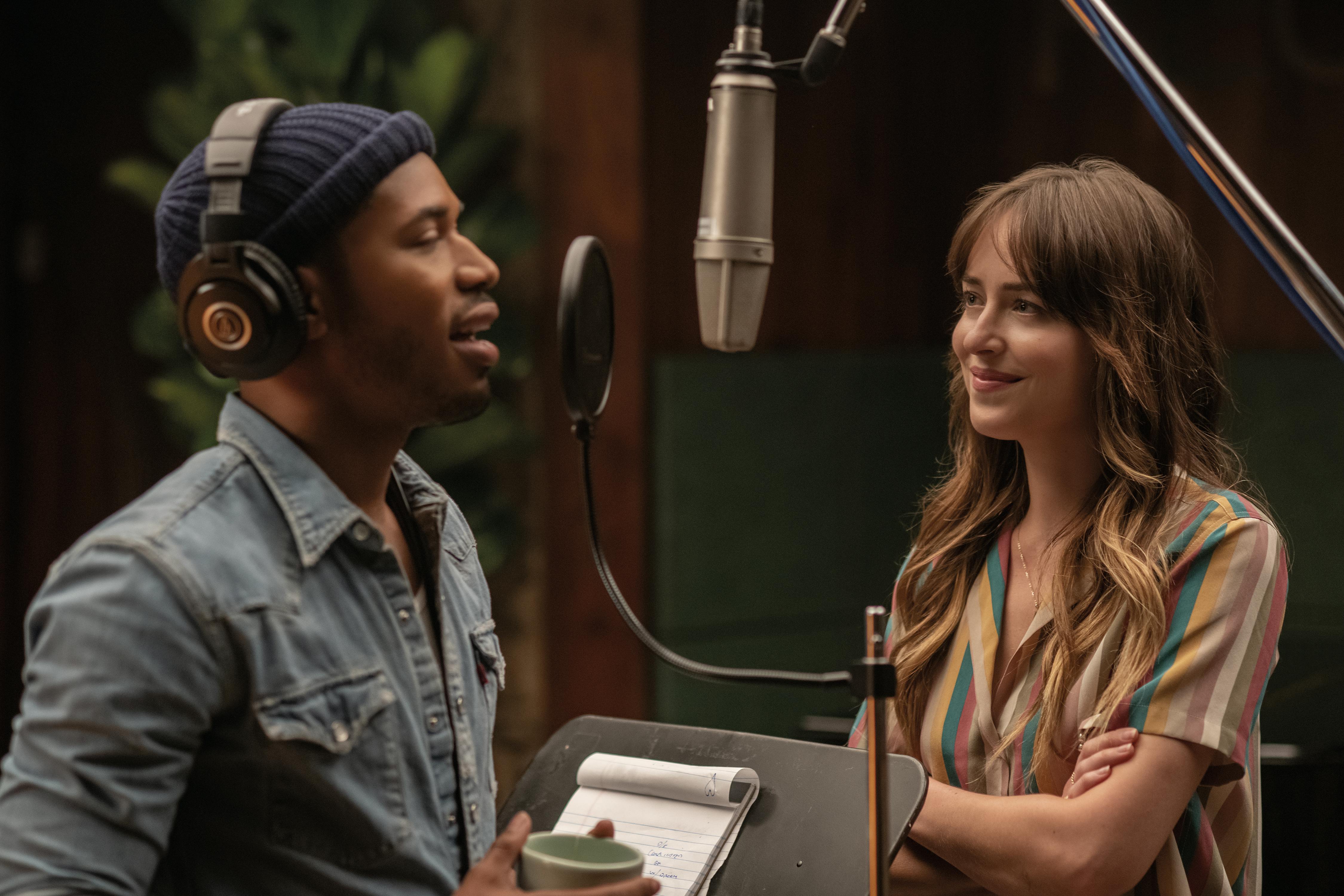 Maggie kommer til at fortælle David, at hun rent faktisk er musikproducer... Dakota Johnson i The High Note