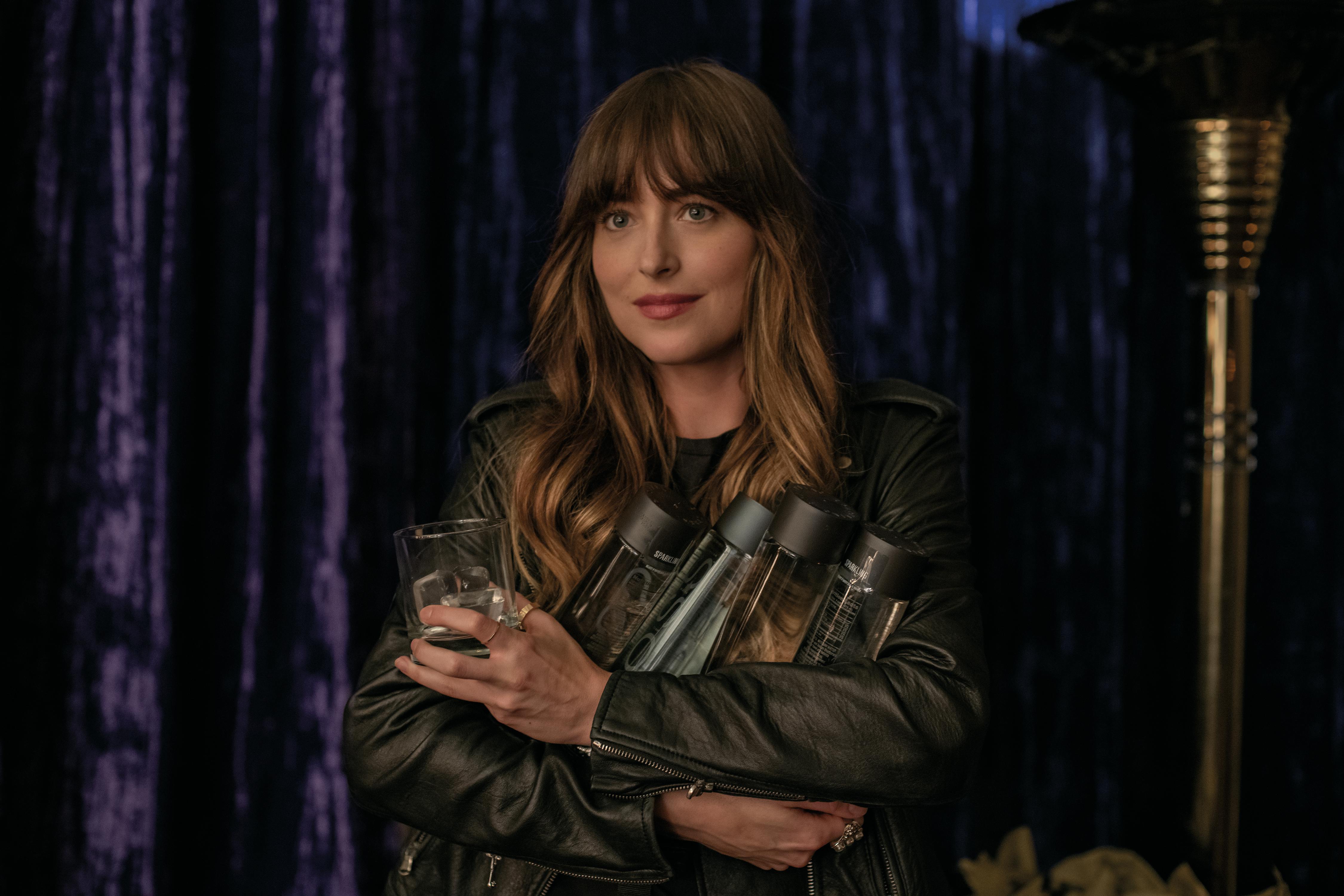Manuskriptforfatteren fik idéen til filmen, da hun selv var personlig assistent. Dakota Johnson i The High Note