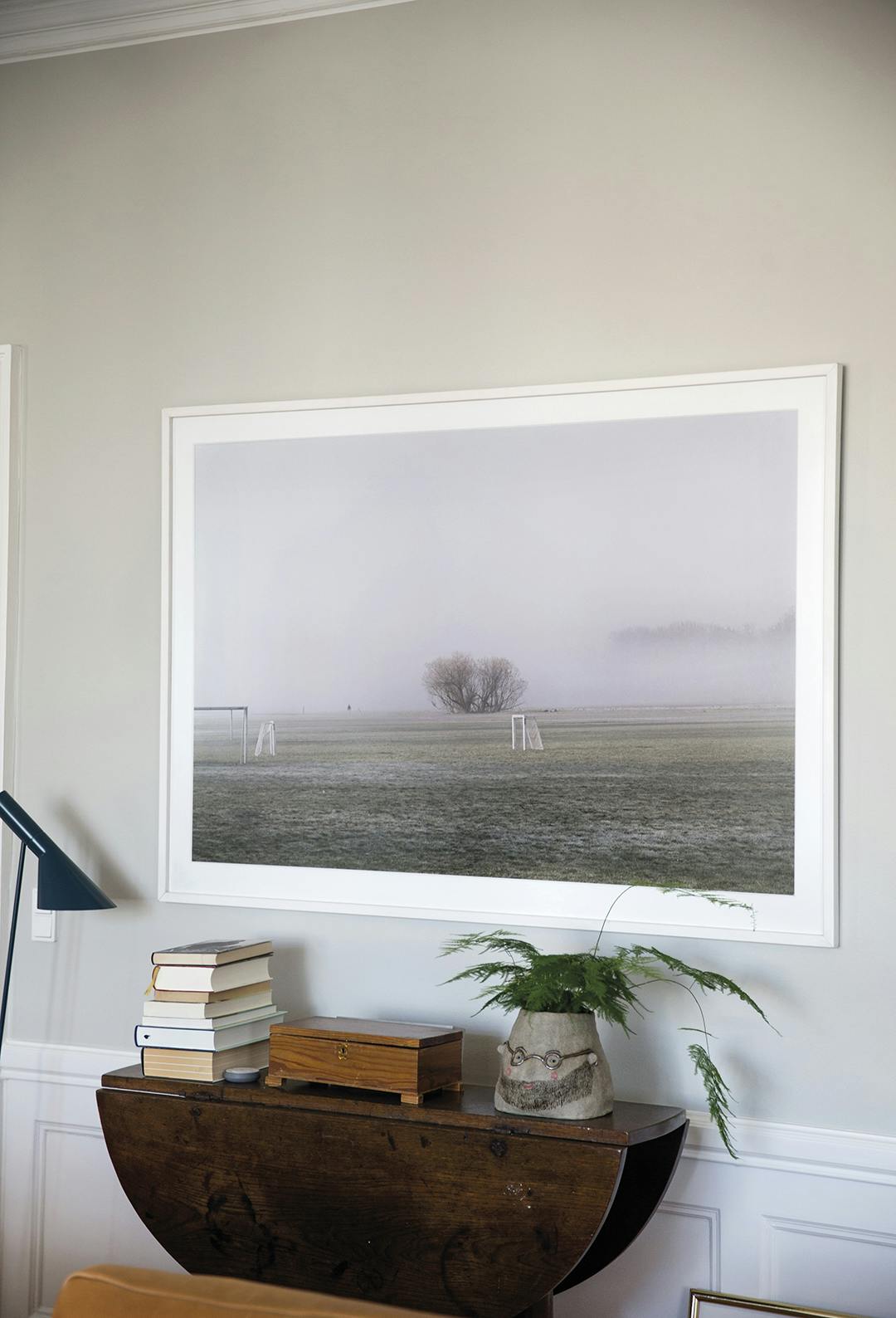 Het kunstwerk aan de muur is een foto van Sif van het groengebied Damhusengen in de mist. Hier woonden ze voor de verhuizing naar de stad gedurende 18 jaar. Sif Meincke foto, ronde opklap eetafel vintage.
