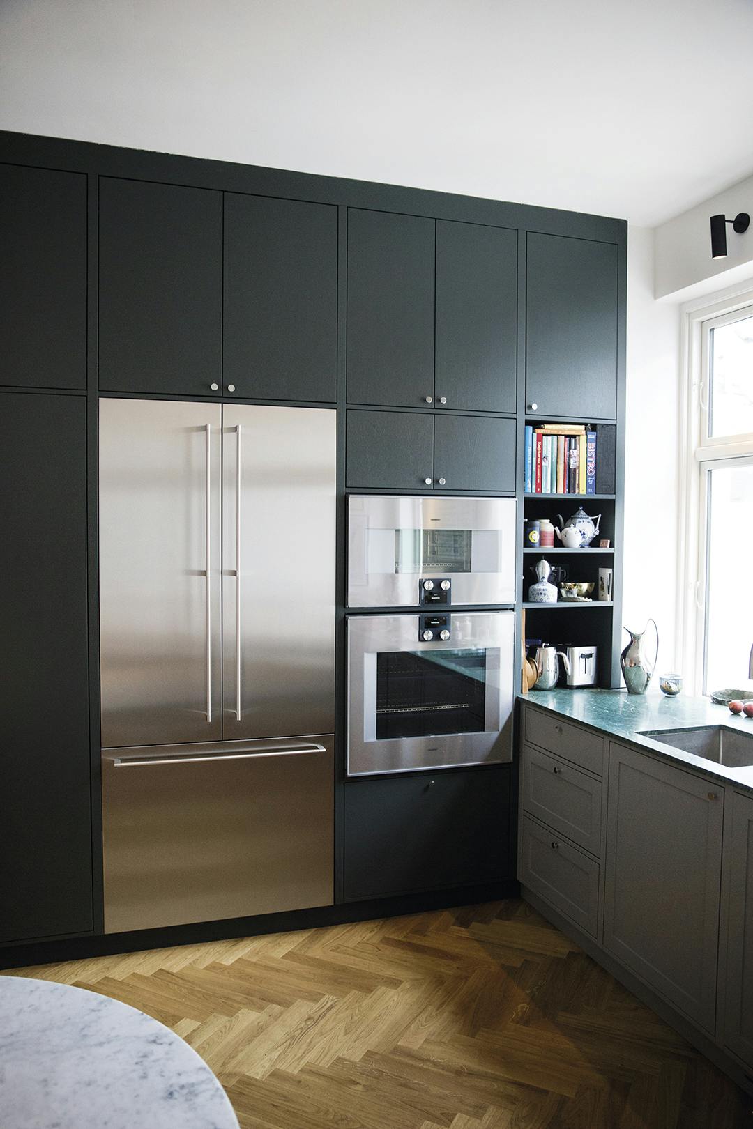 De keuken is van Handcrafted Interior. Het witgoed van Gaggenau is verbonden met internet, zodat het via telefoon en tablet kan worden bediend. donkere handcrafted Interior keuken, Gaggenau machines