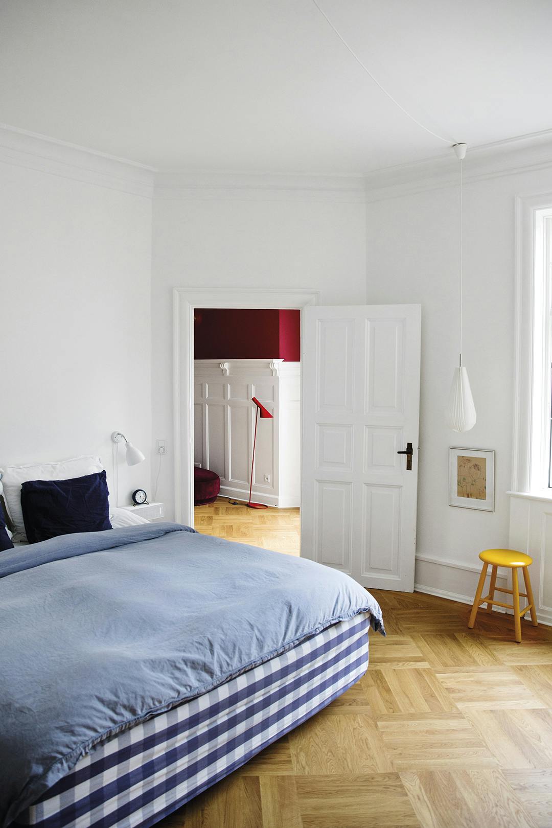 Vanuit de grote slaapkamer kijk je de eetkamer in. Het bed is van Hästens, de hanglamp is een Le Klint 181. Hästens bed met hanglamp van Le Klint