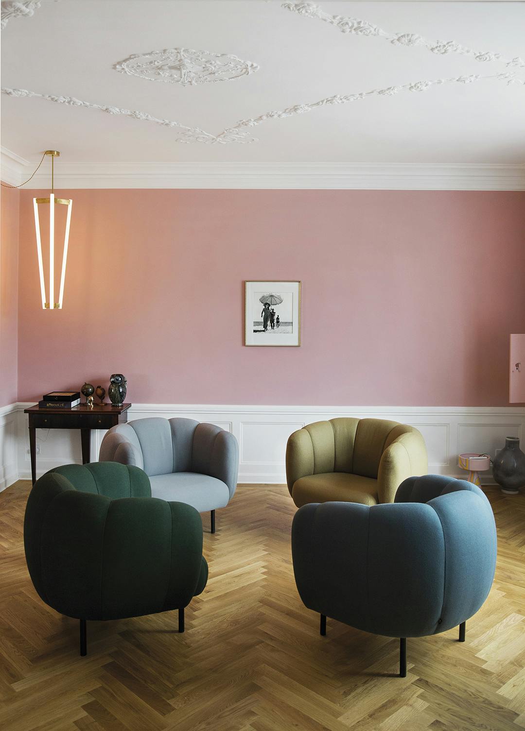Vier fauteuils van Warm Nordic nodigen uit tot gesprekken, zoals in een Parijse koffiesalon uit de jaren 1920. En loopt de discussie vast, dan kun je Google om raad vragen. Warm Nordic fauteuils en Anker & Co lamp