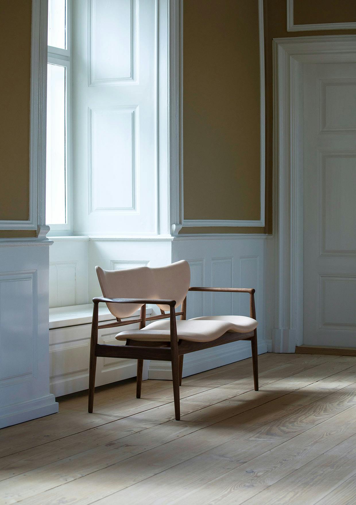 "48 Sofabænk" (1948). Materialer: Stel i teak/eg, valnød. Polstring i stof eller læder. Mål: B 125 cm x D 63 cm x H 80 cm. Vejl. pris: Fra: 53.631 kr. House of Finn Juhl møbler dansk design 48-serien sofabænk