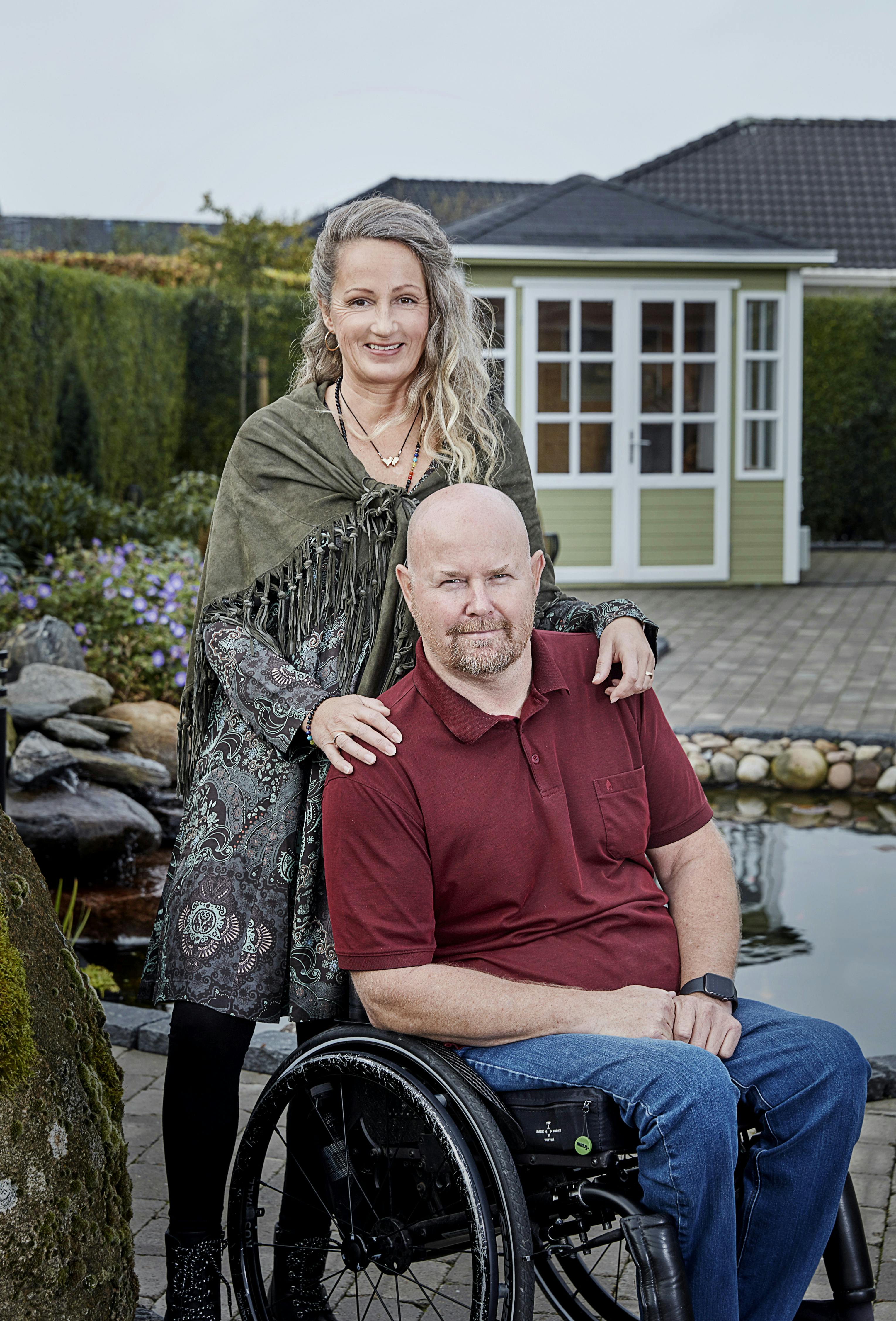 Tina med sin mand, Kurt. Tinas mand brækkede ryggen og mistede førligheden.
