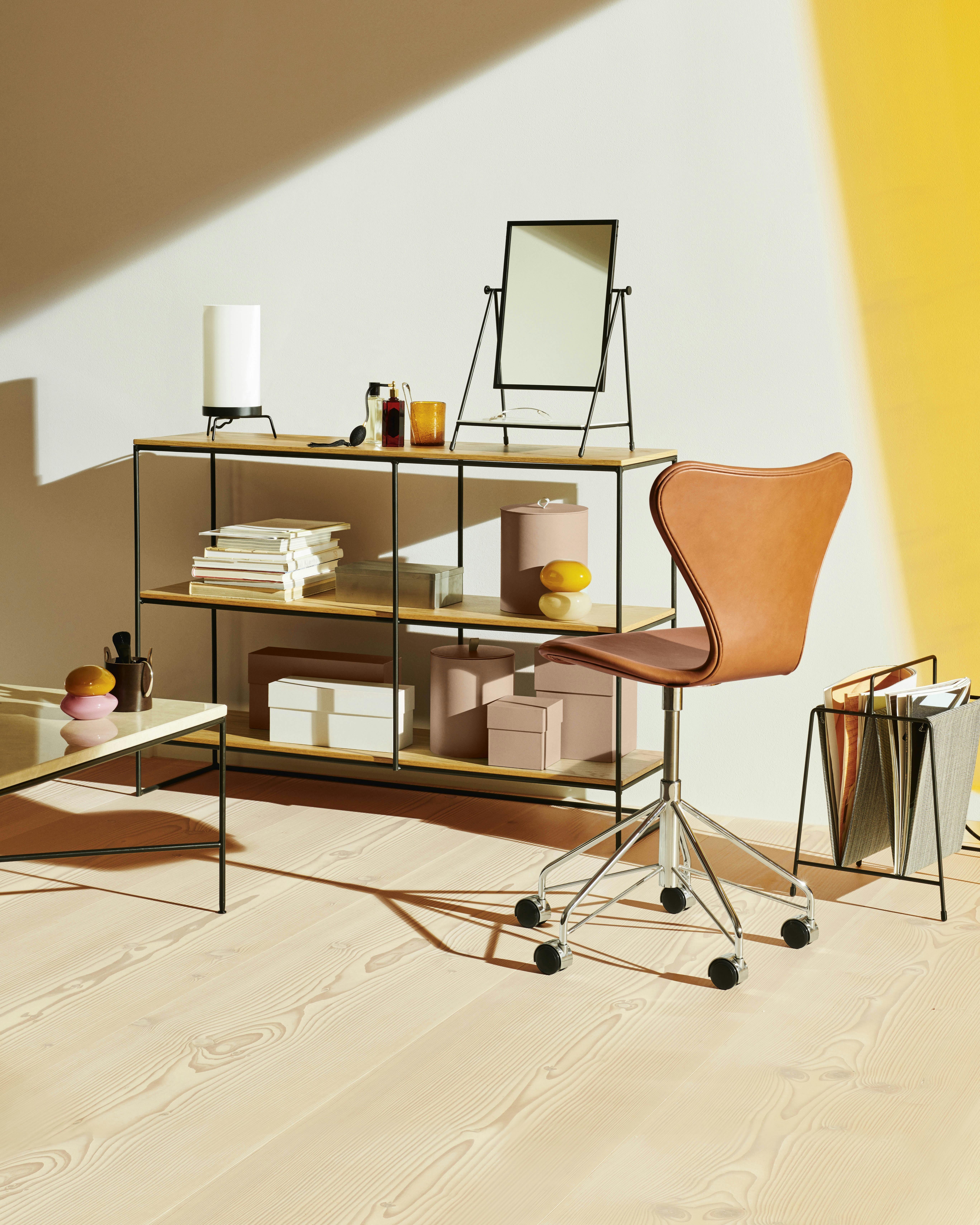 De Planner-serie van Paul McCobb: Tafel, kast, spiegel, magazine holder en PM-02 lamp zijn allemaal even licht als functioneel. Paul McCobb Planner-serie voor Fritz Hansen