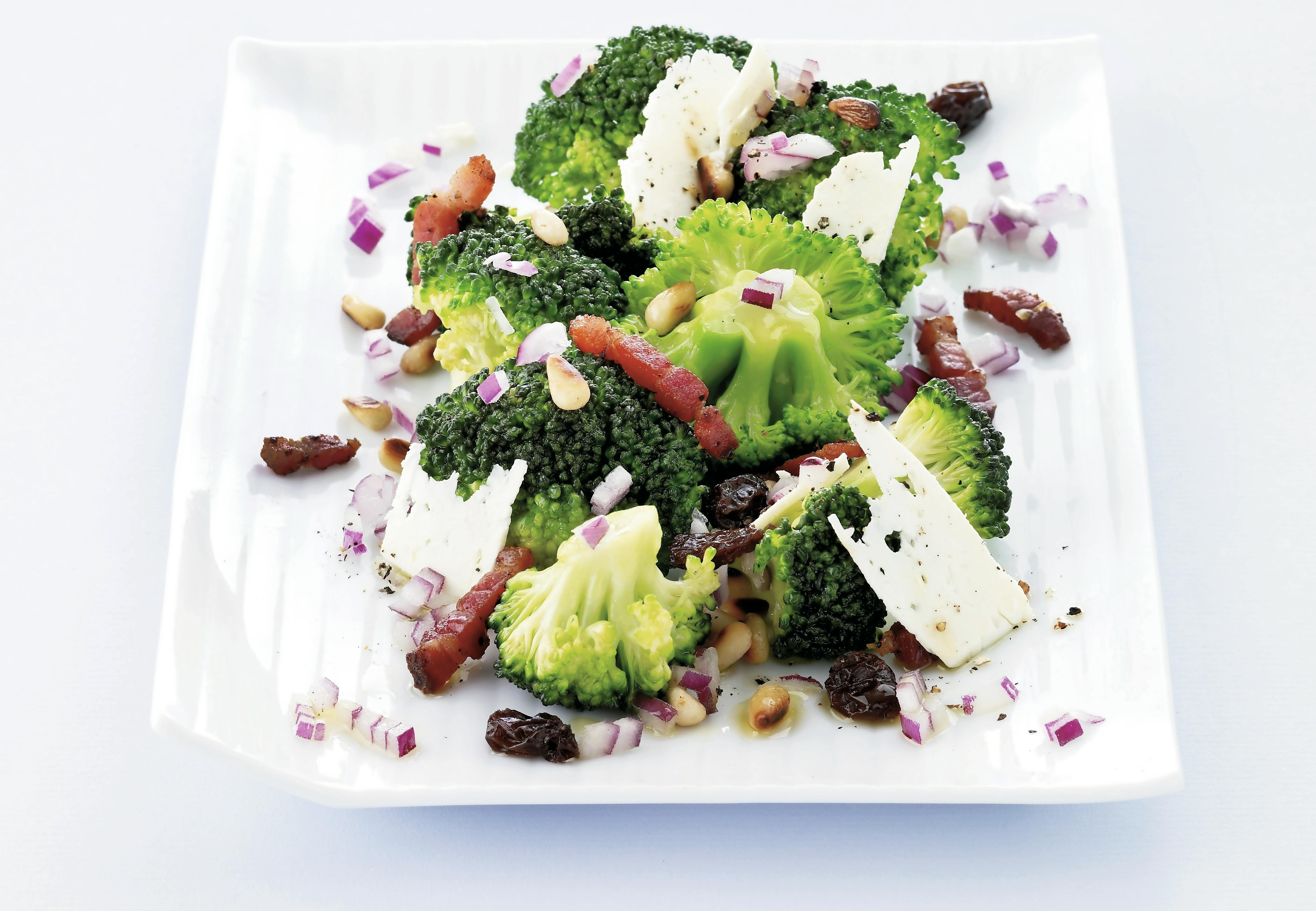 Tallerken med salat af broccoli og bacon