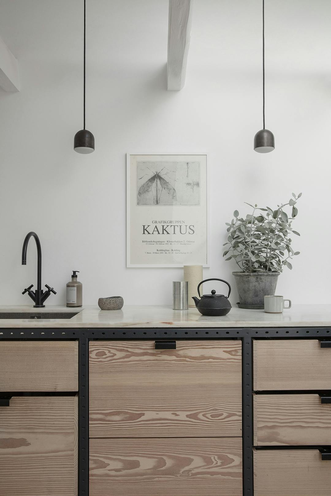 De eenvoudige Frama keuken is niet te aanwezig, en is meer een meubelstuk in de ruimte. Frama keuken hout