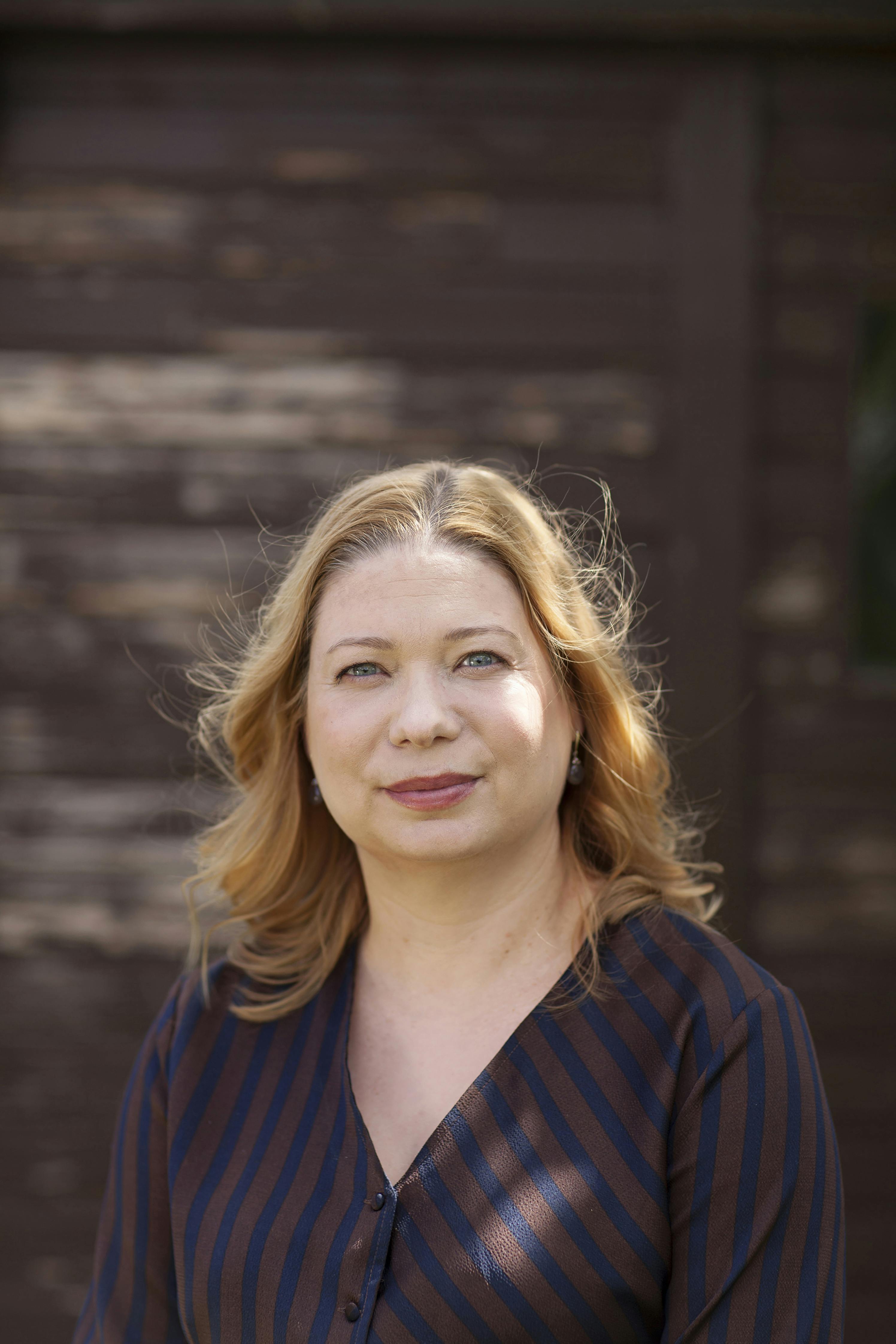 "Det er en uvurderlig gave at have en, som kommer fra det samme, og som ikke altid behøver en forklaring.” Barsk barndom og opvækst - portræt af Ditte Katharina Bønke