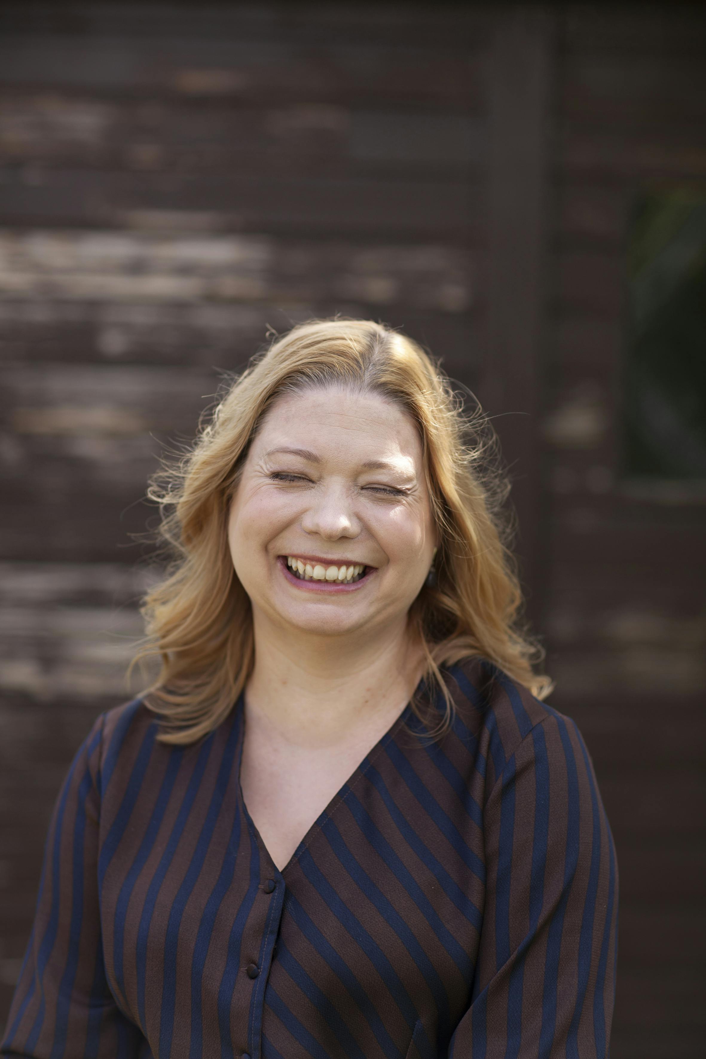 "I dag kan jeg sagtens sætte ord på. Jeg kan endda lave sjov med ting fra min barndom." Barsk barndom og opvækst - portræt af Ditte Katharina Bønke