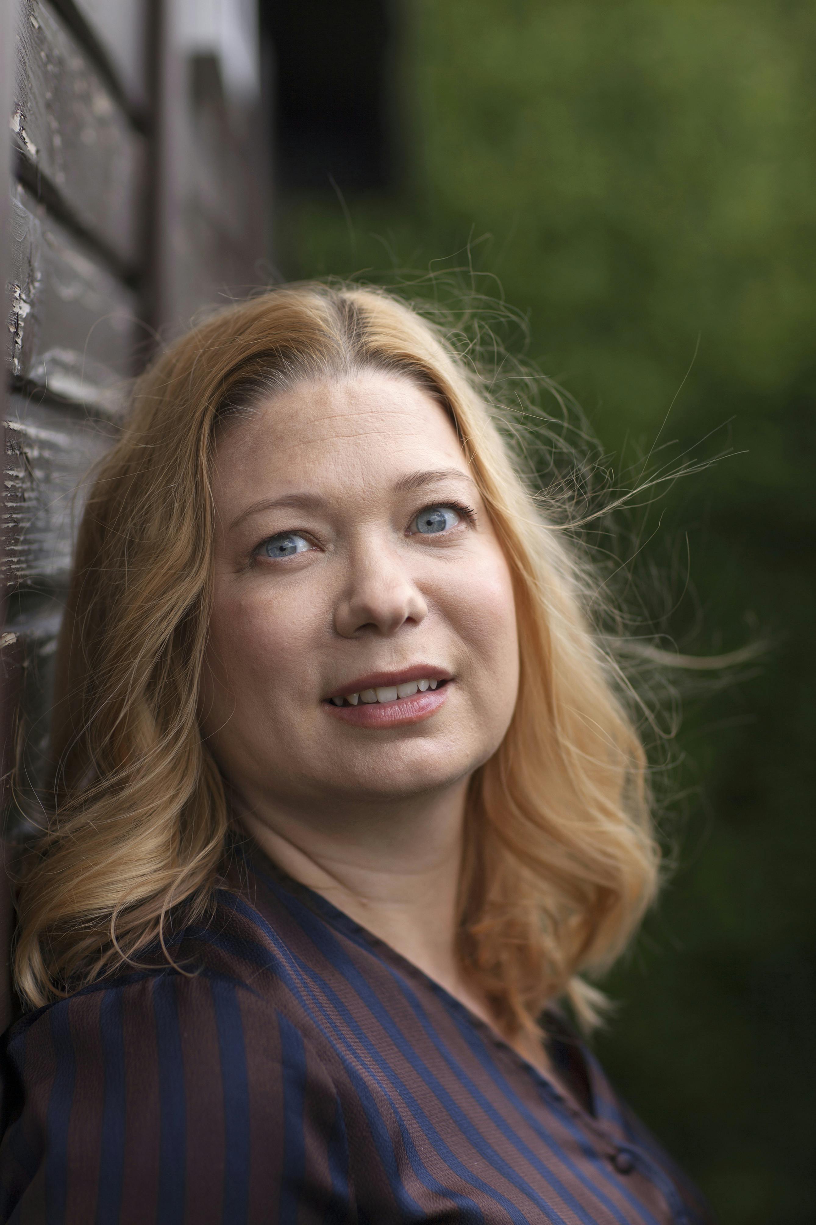 “For noget tid siden lærte jeg, at så længe ens traumatiske fortid er tabu, så bliver man ubevidst ved med at føre det traume videre." Barsk barndom og opvækst - portræt af Ditte Katharina Bønke