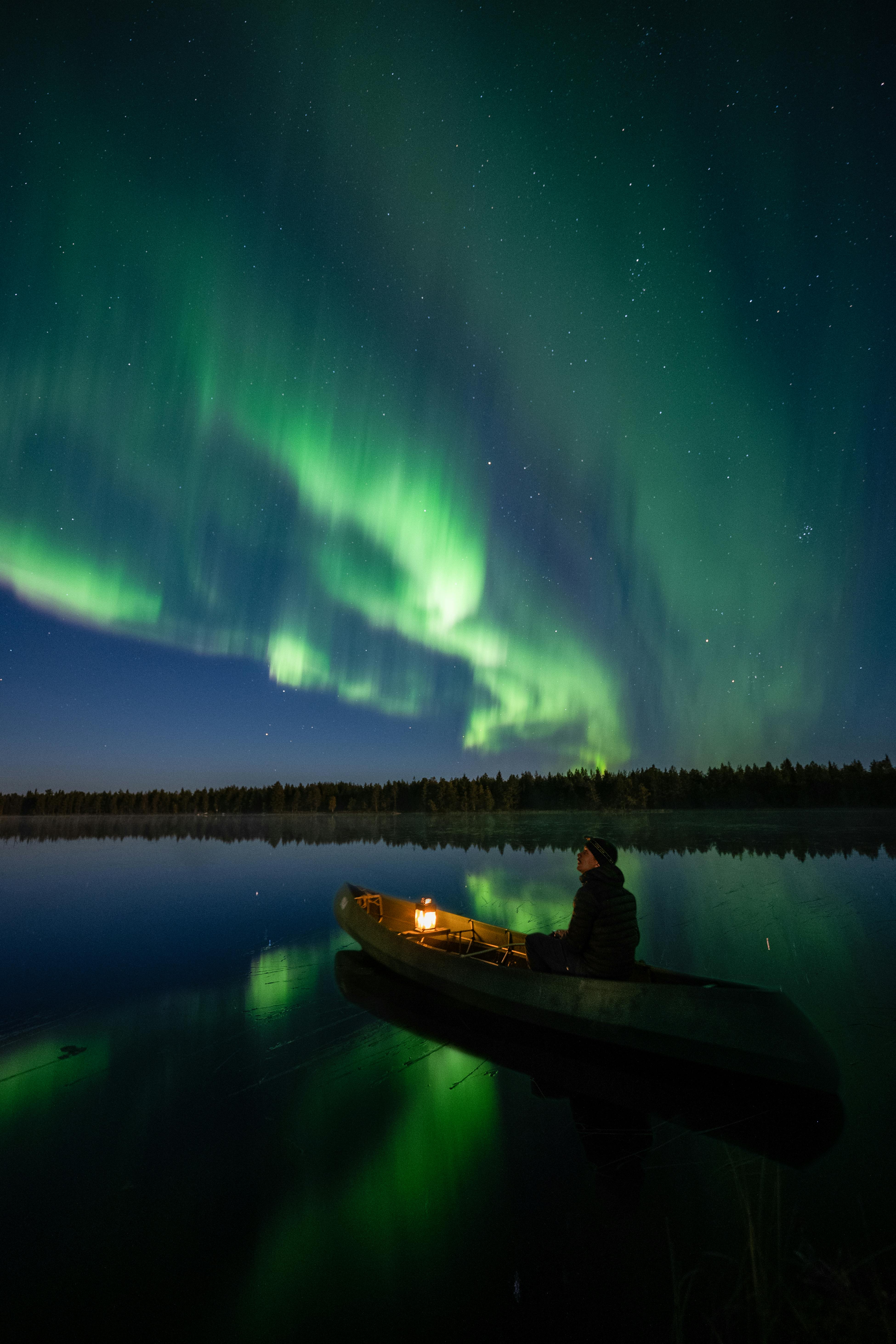 Jari Romppainen i kano under nordlyset.