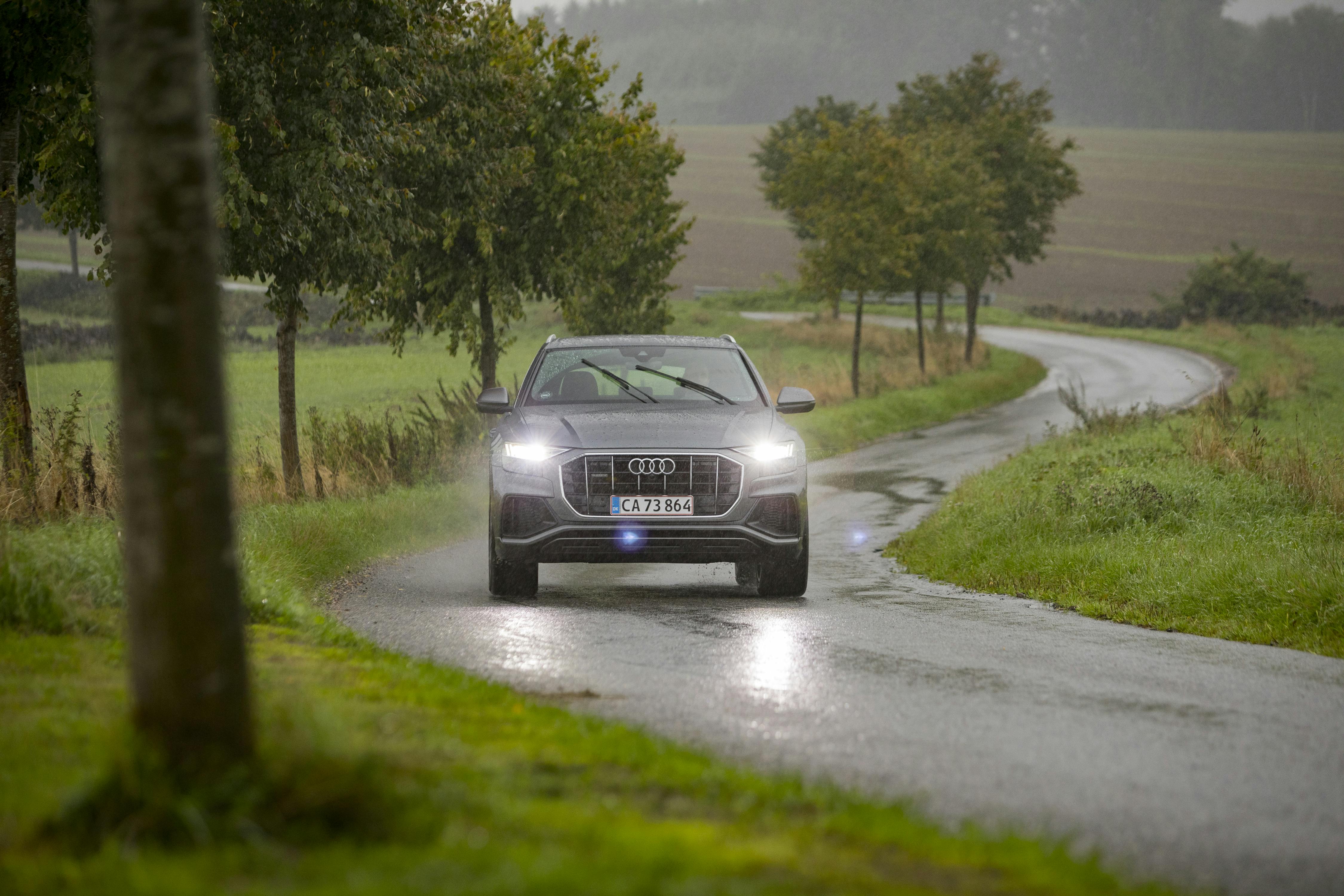 Audi Q8 50 TDI quattro aut. Audi Q8 50 TDI quattro aut. silver driving denmark