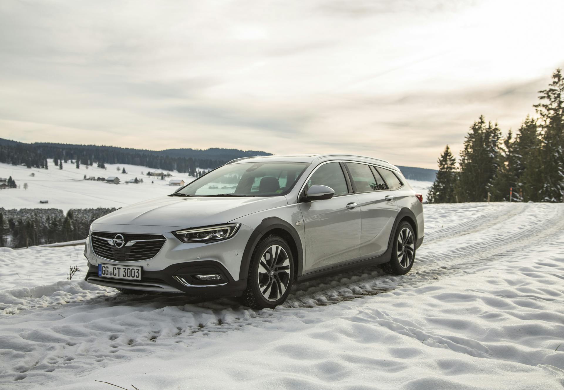 Opel Insignia Country Tourer 2017, hvid, forfra