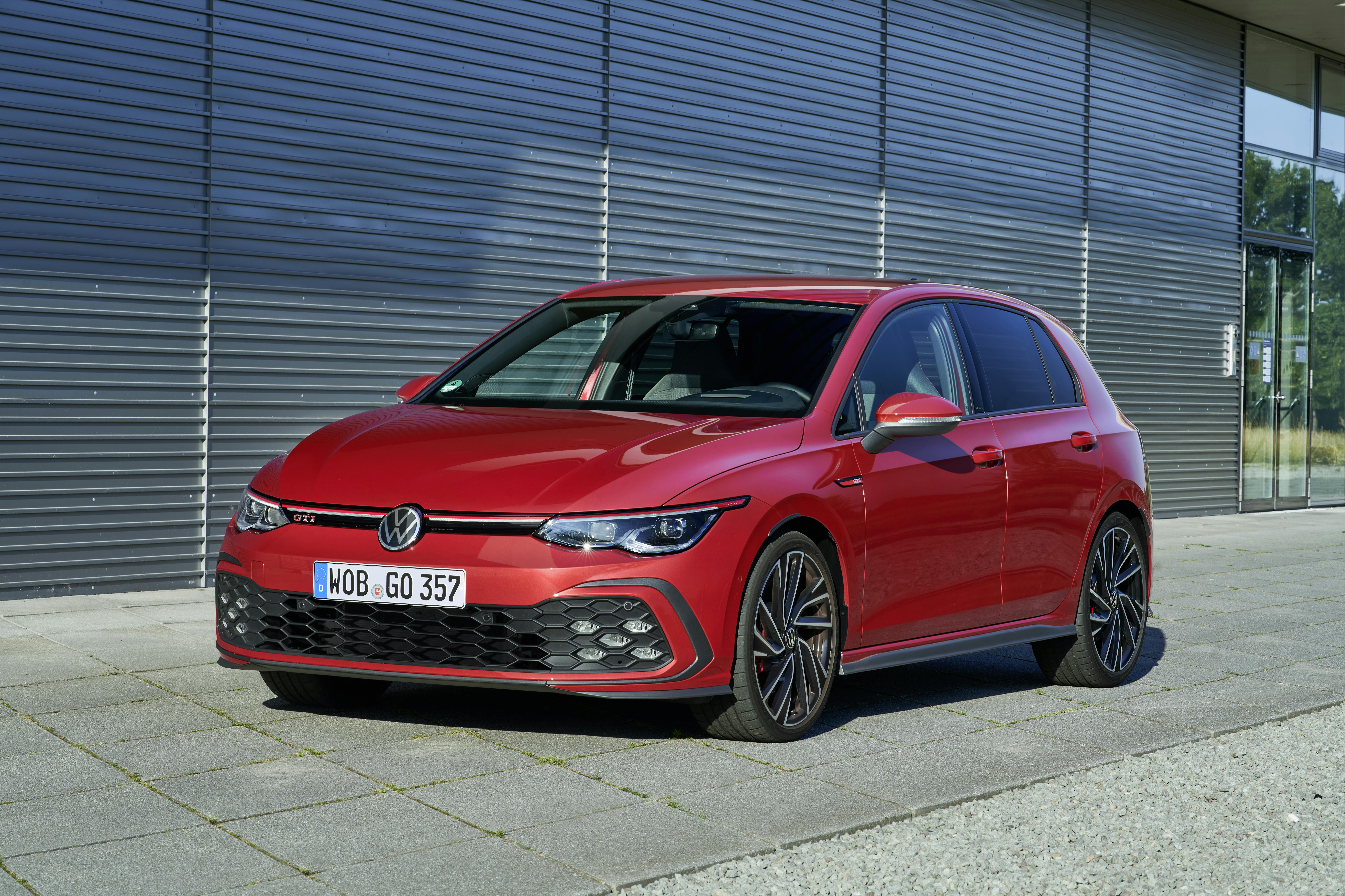 VW Golf GTI mk8 i Kings Red lakering forfra