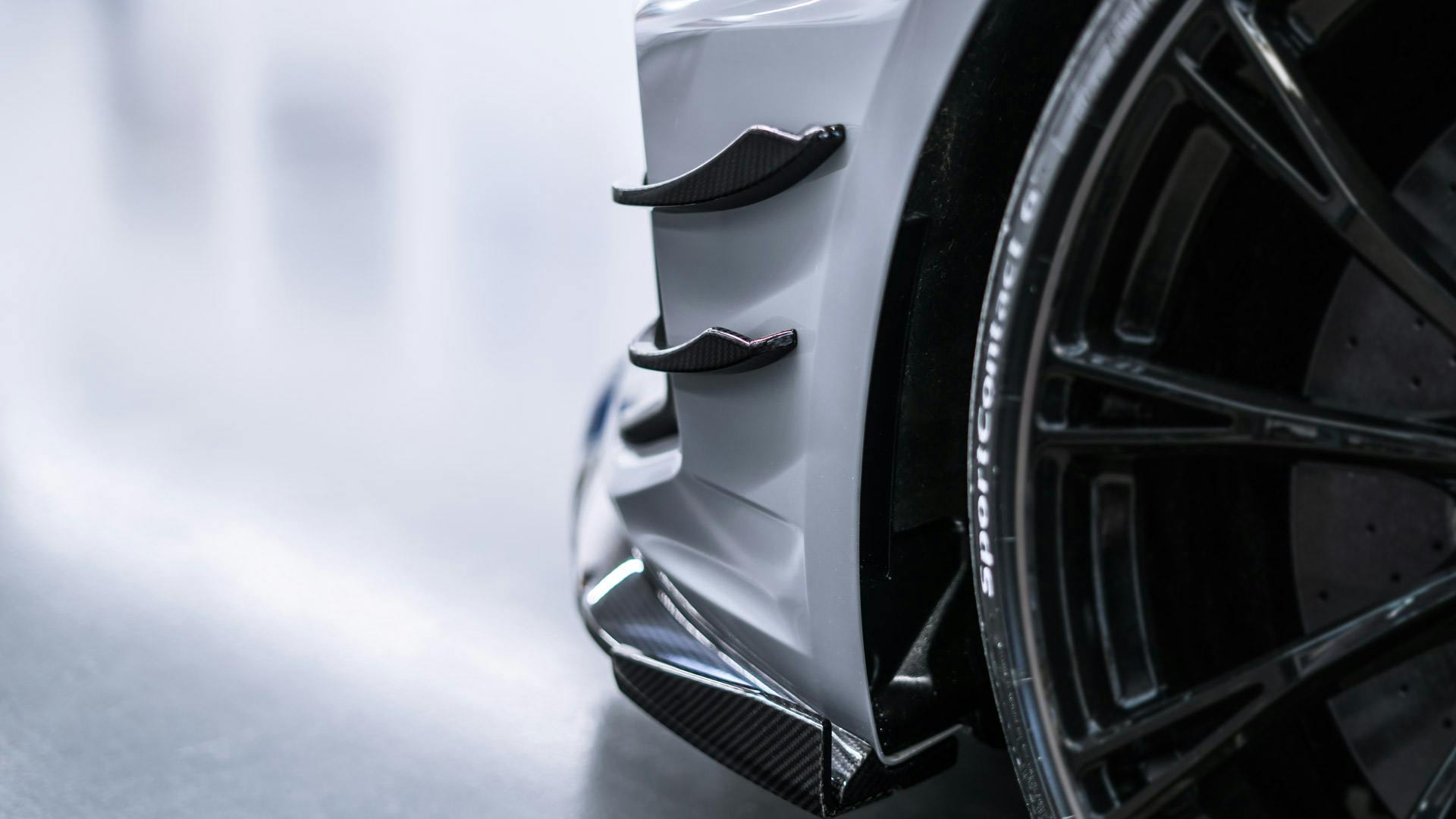 Ingen plads til bløde, runde former. Alt står knivskarpt ABT RS4-R aerodynamik